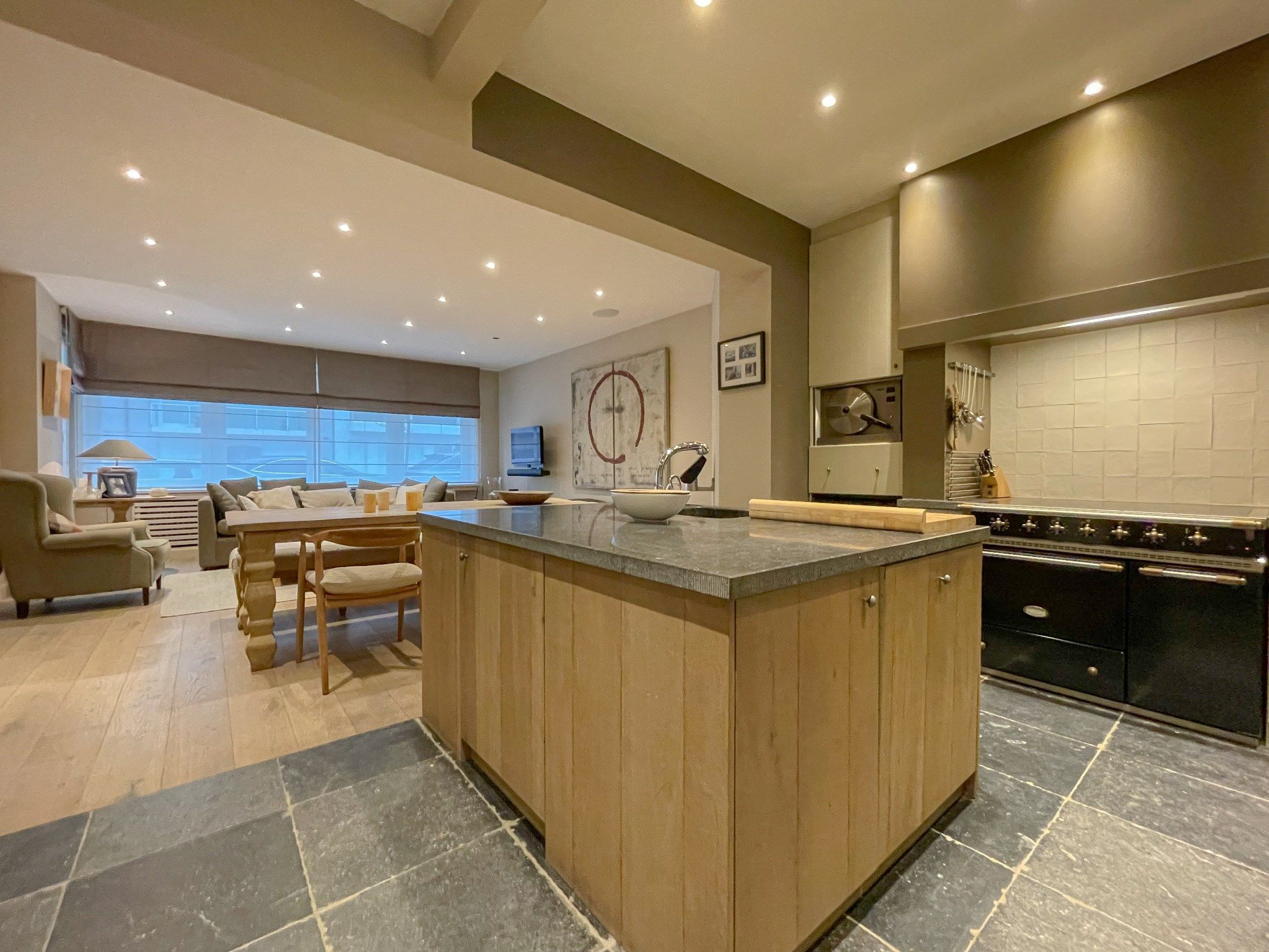 Aangenaam, perfect onderhouden appartement met een ruim terras. foto 5