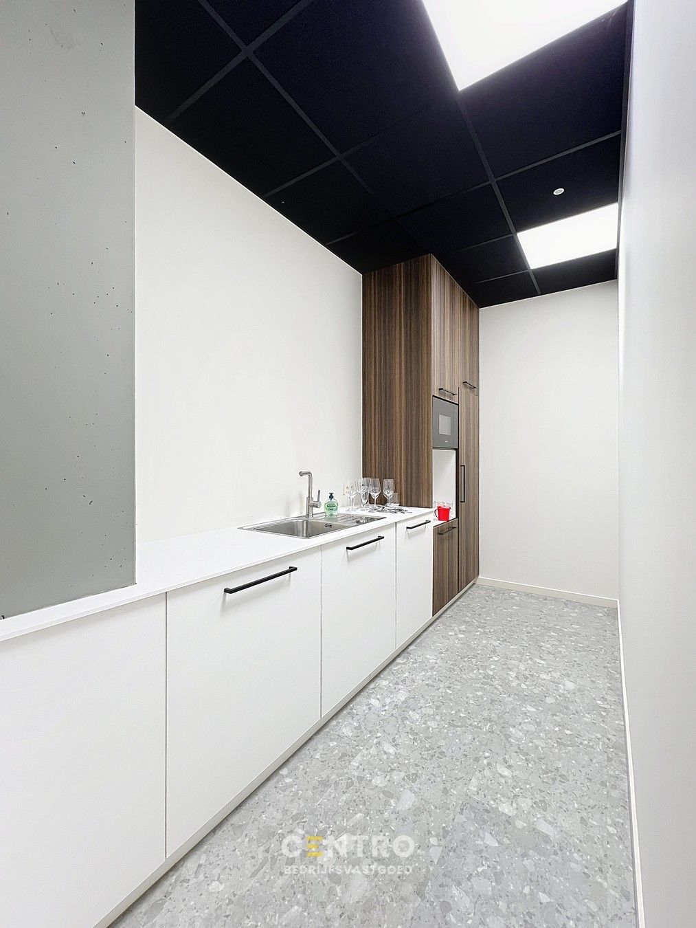 Energiezuinige, vernieuwde SERVICED kantoorruimte met mogelijkheid om een MAGAZIJN (215m²) bij te huren op Ieper Business Park! foto 5