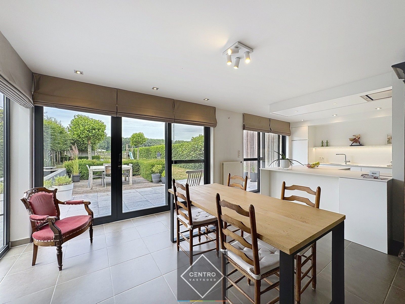 Instapklare woning met 3 slpks, garage én ZUIDger. tuin  te Oostkamp! foto 7