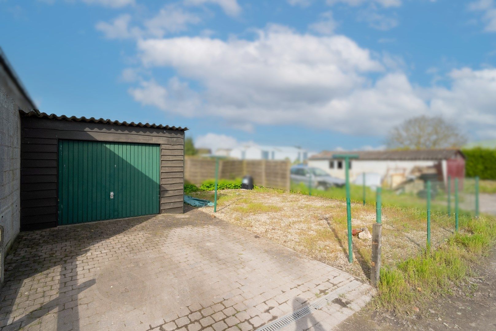 Woning met garage, uitweg en tuin foto 13