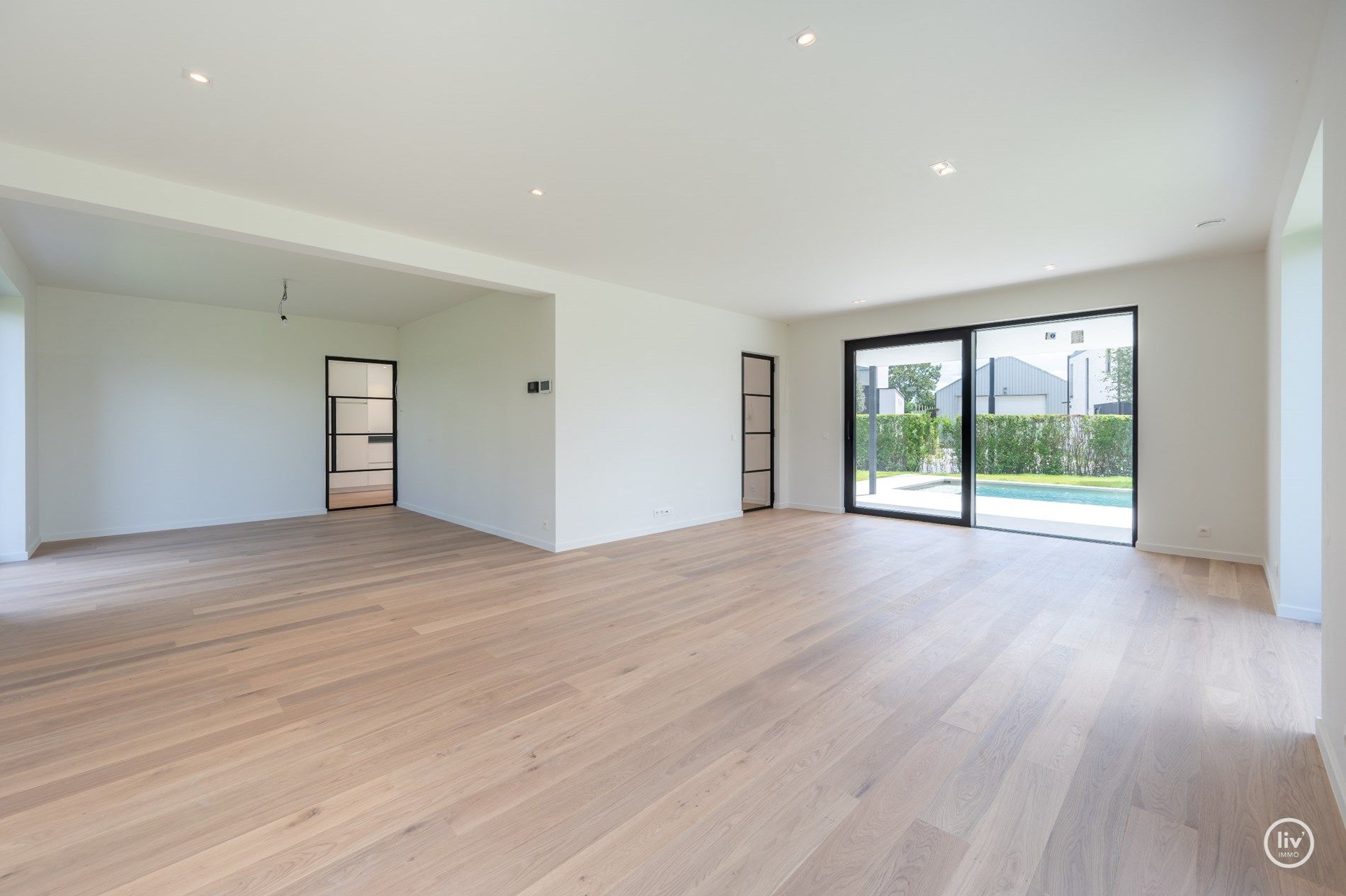 Prachtige alleenstaande en energiezuinige villa met zwembad en alle hedendaags modern comfortgelegen op een terrein van 699 m² en dit in een residentiële villaw foto 12