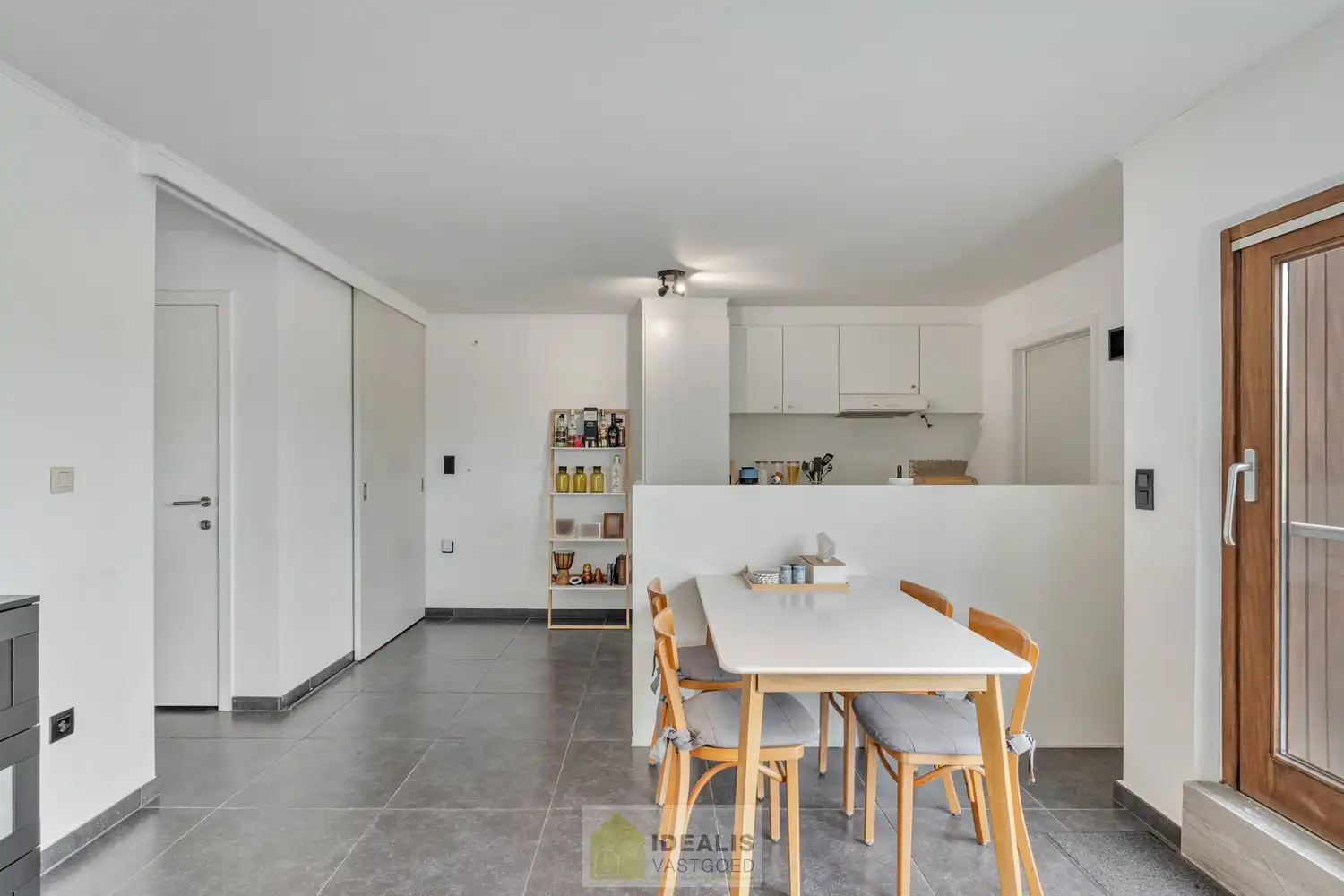 IDEALIS VASTGOED – GELIJKVLOERSE KANTOORRUIMTE MET BOVENLIGGEND APPARTEMENT OP EEN ZICHTLOCATIE IN DIEPENBEEK! Deze gelijkvloerse kantoorruimte van + - 105m² met bovenliggend apart toegankelijk appartement van + - 97 m² met zeer ruim terras is gelegen langs de Steenweg in Diepenbeek en heeft ruim voldoende parkeergelegenheid op eigen terrein. De perfecte zet voor zij die op zoek zijn naar een interessante investering op een zichtlocatie! foto 17