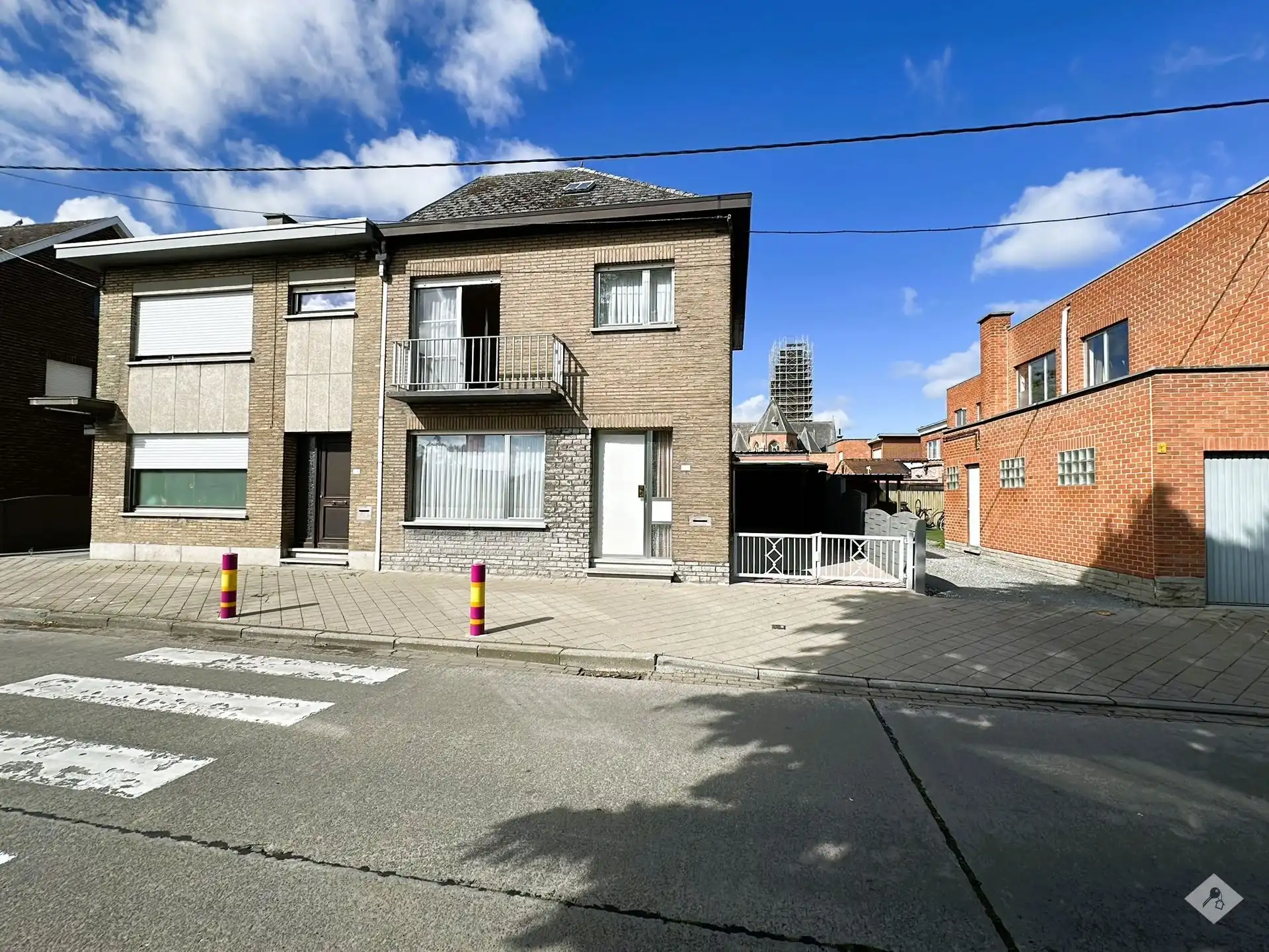 Hoofdfoto van de publicatie: woning te centrum opstal met garage en oprit
