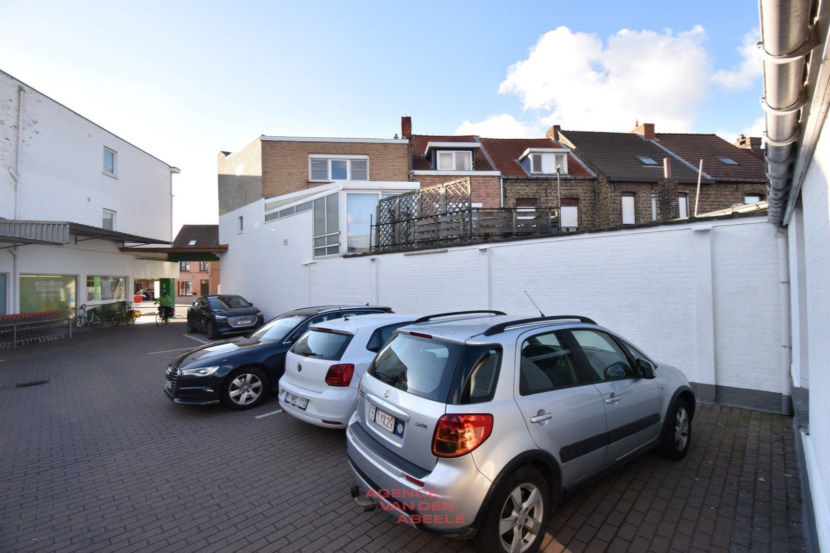 Robuuste hoekwoning met ruime garage en magazijn van 155m2 foto 3