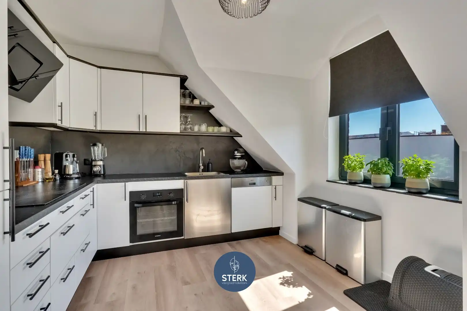 APPARTEMENT MET VERHUURDE STUDIO + 2 GARAGES IN HET CENTRUM VAN LANAKEN !  foto 11