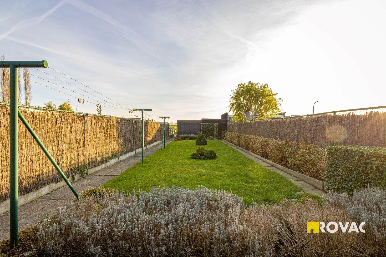 Te renoveren woning met 3 slaapkamers, uitweg en dubbele garage foto 20