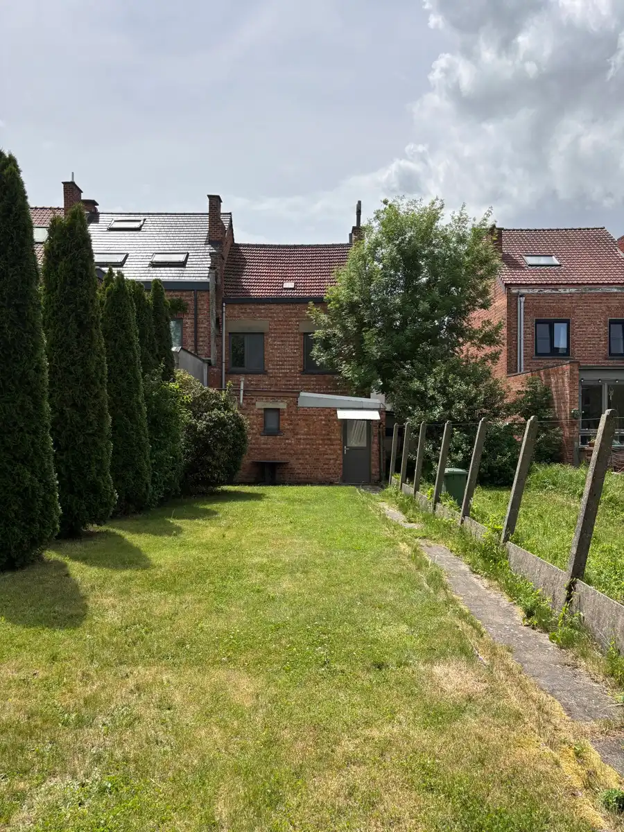 Te renoveren woning in een rustige buurt foto 12