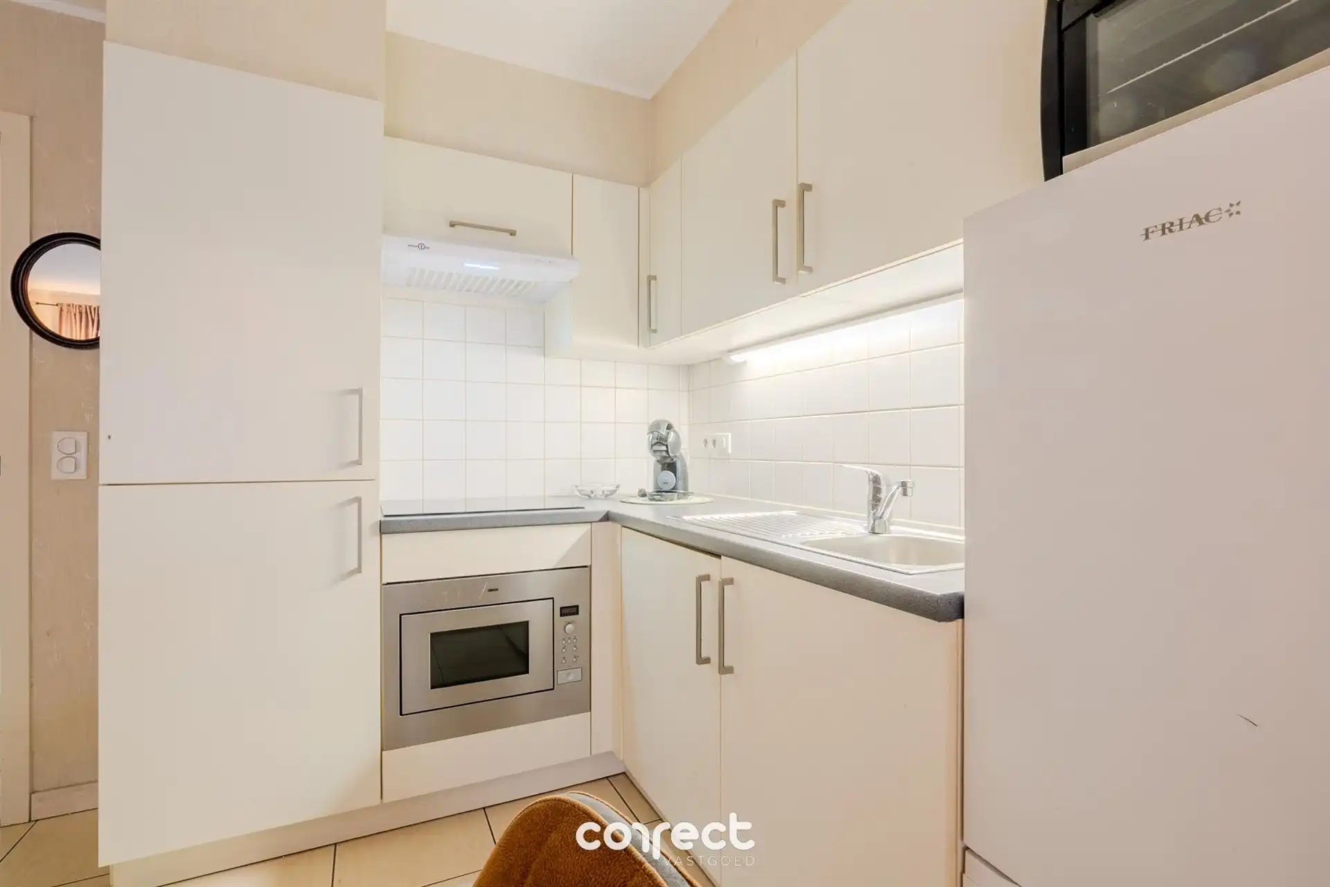 Centraal gelegen, recent , instapklaar gemeubeld appartement met 2 terrassen. foto 3