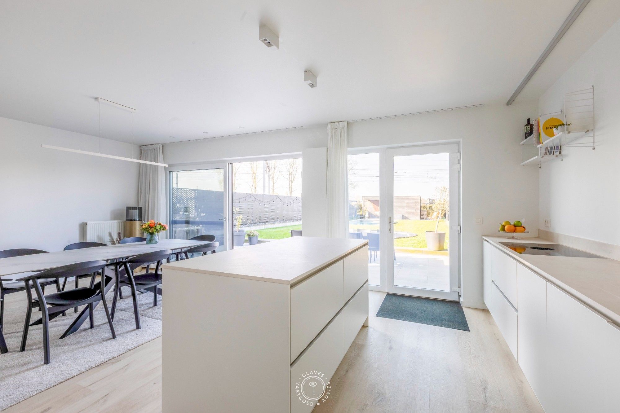 Instapklaar genieten in een moderne woning met tuin en zwembad foto 11