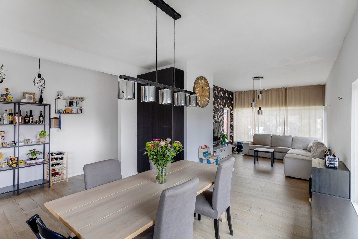 Vrijstaande, gerenoveerde woning met 2 slpk., garage, ruime souterrain, zolder en tuin foto 3