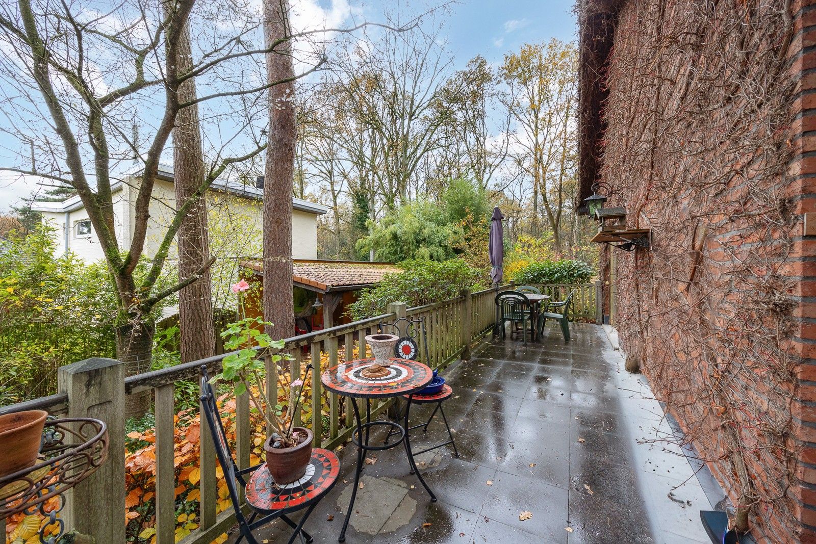 Open bebouwing met grote garage of magazijn, gelegen volledig in het groen en ingericht met een 'charme-authentiek-interieur' foto 12