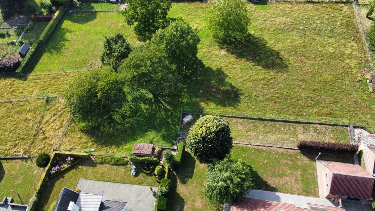 Karaktervol landhuis met bijgebouw op mooi, breed perceel met een opp. van 30a32ca foto 6