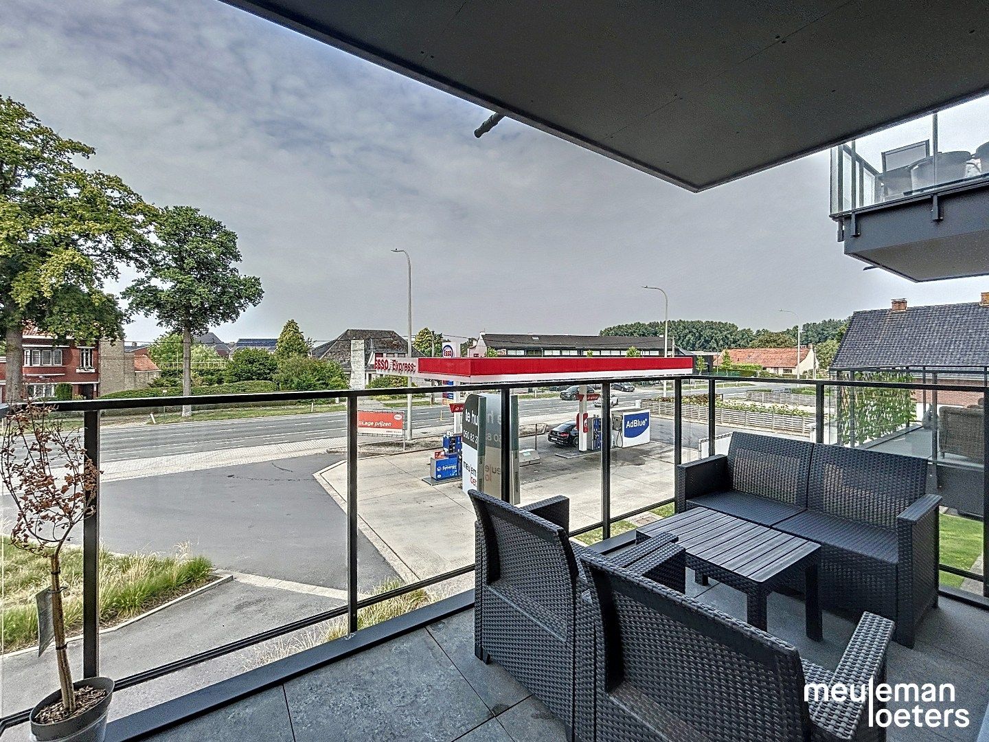 Lichtrijk appartement met terras en autostaanplaats foto 2