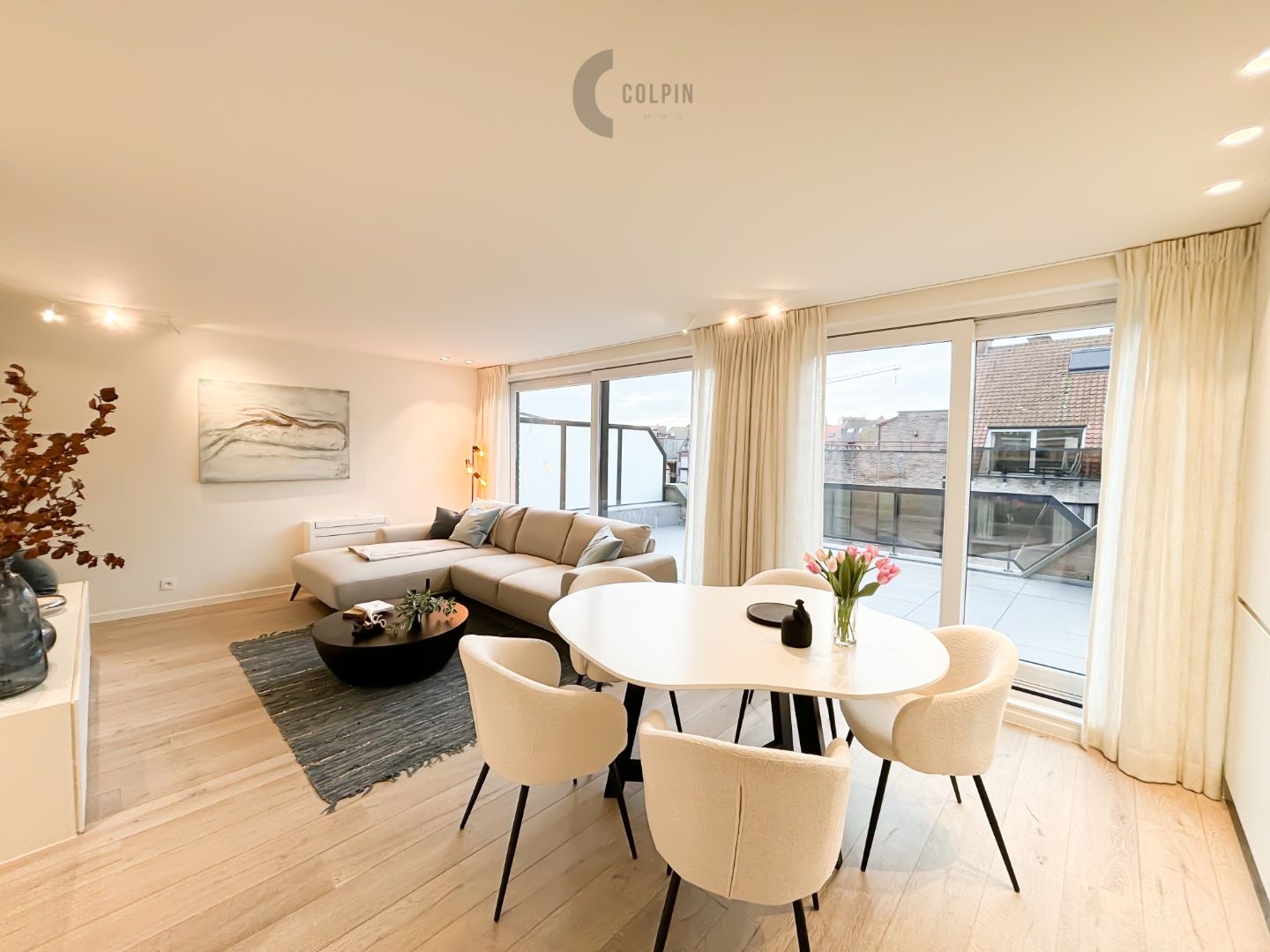 Mooi gerenoveerde penthouse met zijdelings zeezicht foto {{pictureIndex}}