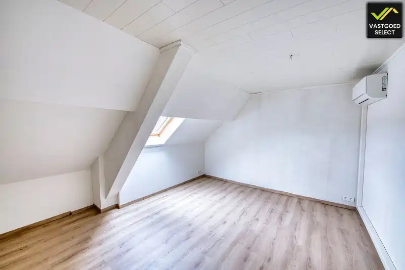 Lichtrijke woning met 2 slaapkamers, warmtepomp, zonnepanelen, parkeerplaats en tuin nabij centrum Eeklo foto 9