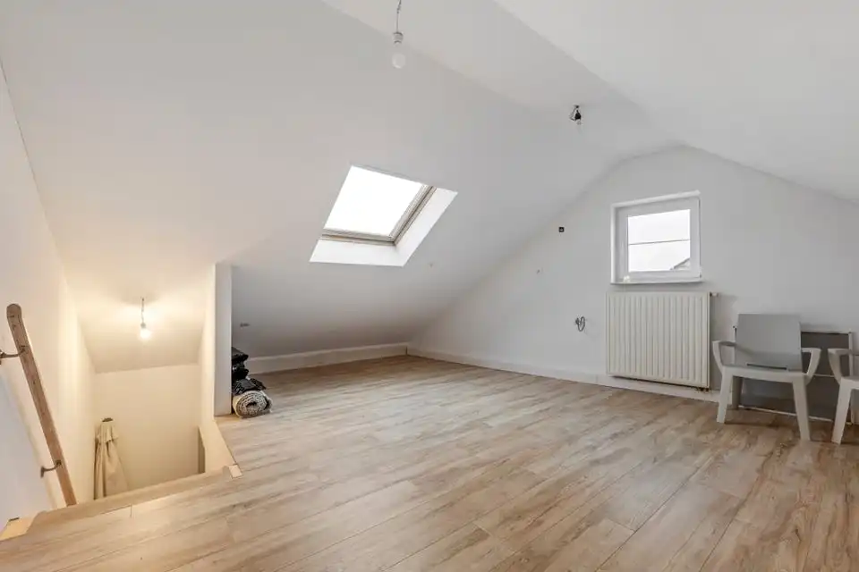 INSTAPKLARE HALFOPEN BEBOUWING MET ZONNEPANELEN EN TERRAS IN TONGEREN foto 22