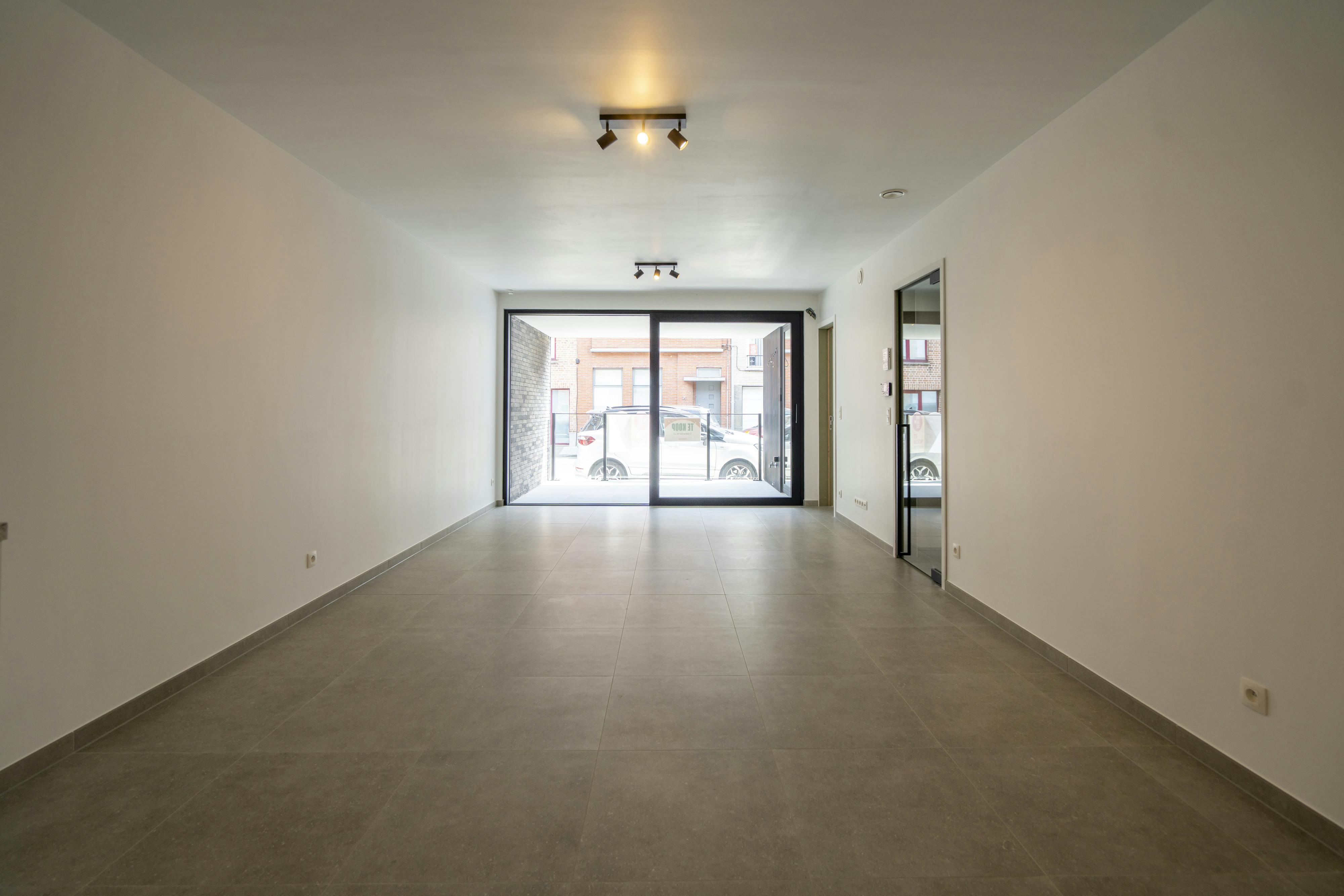 Nieuw en energiezuinig 2-slaapkamerappartement te koop te Wevelgem foto 2