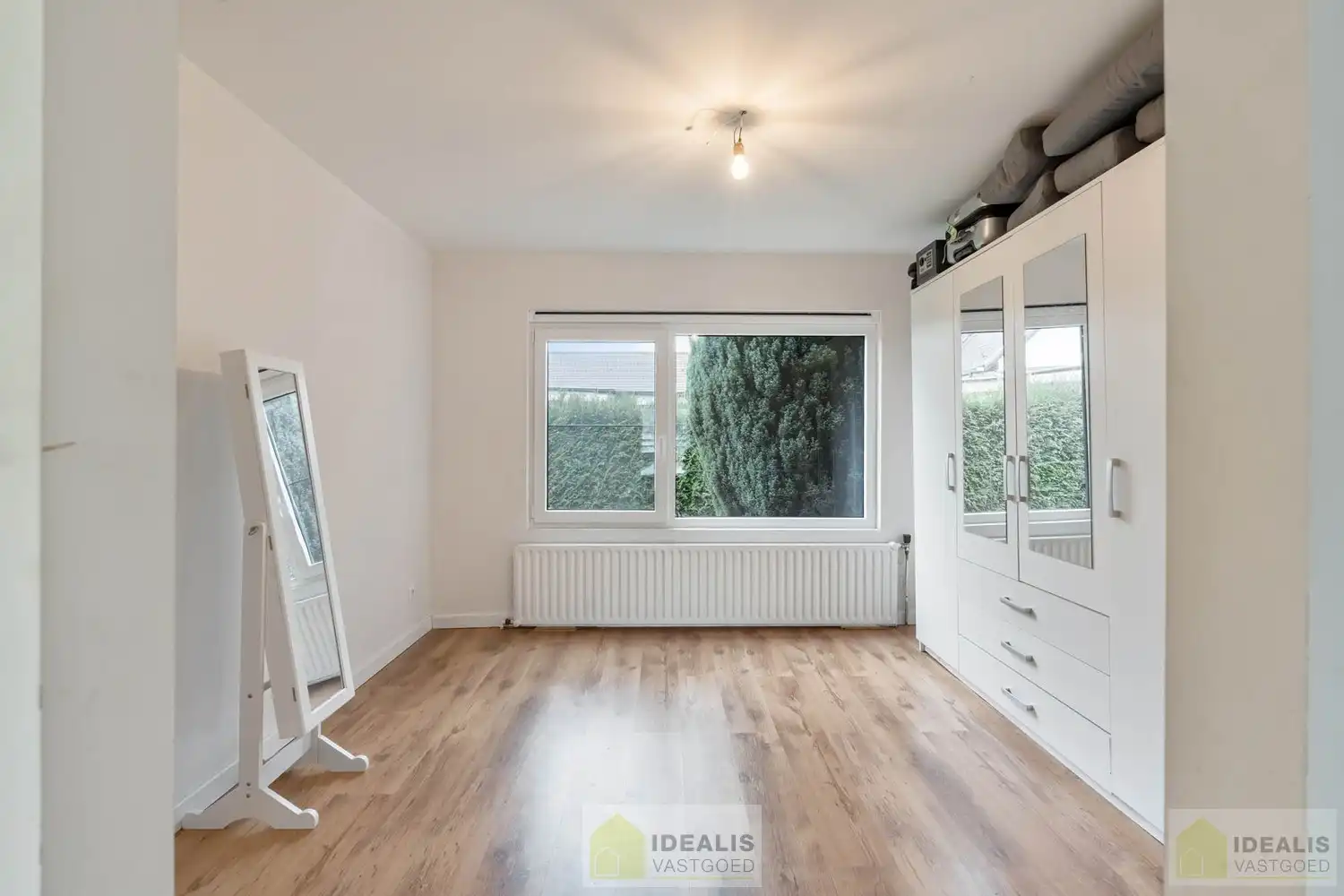 INSTAPKLARE GERENOVEERDE BUNGALOW MET LICHTRIJKE LEEFRUIMTE EN AANSLUITEND ZEER RUIME MODERNE KEUKEN, BADKAMER, VERANDA EN 3 GOEDE SLAAPKAMERS OP EEN KNAP PERCEEL VAN 9A 48A. DAARNAAST IS DE WONING VOLLEDIG ONDERKELDERD! Deze goed ingedeelde woning omvat +-145m² bewoonbare oppervlakte verdeeld over een lichtrijke woonkamer met aansluitend een zeer ruime moderne keuken, badkamer, veranda, 3 goede slaapkamers en tevens is de woning volledig onderkelderd. De woning is gelegen op een aangenaam perceel van 9a 48ca vlakbij het centrum van Bree, op fietsafstand van winkels, horeca en scholen,… Zeer geschikt voor kandidaten op zoek naar een gerenoveerde woning die ruimte en rust biedt doch dicht bij allerlei faciliteiten is gelegen. foto 16