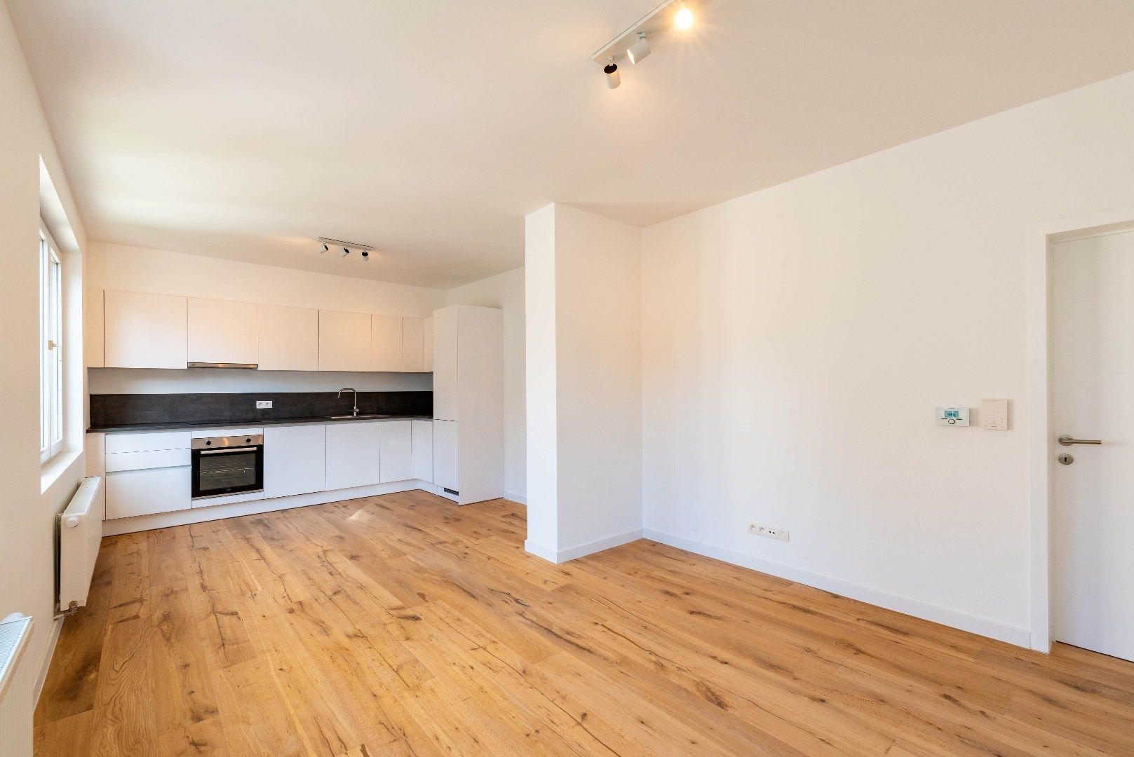 Lichtrijk en modern gerenoveerd appartement op toplocatie!  foto {{pictureIndex}}
