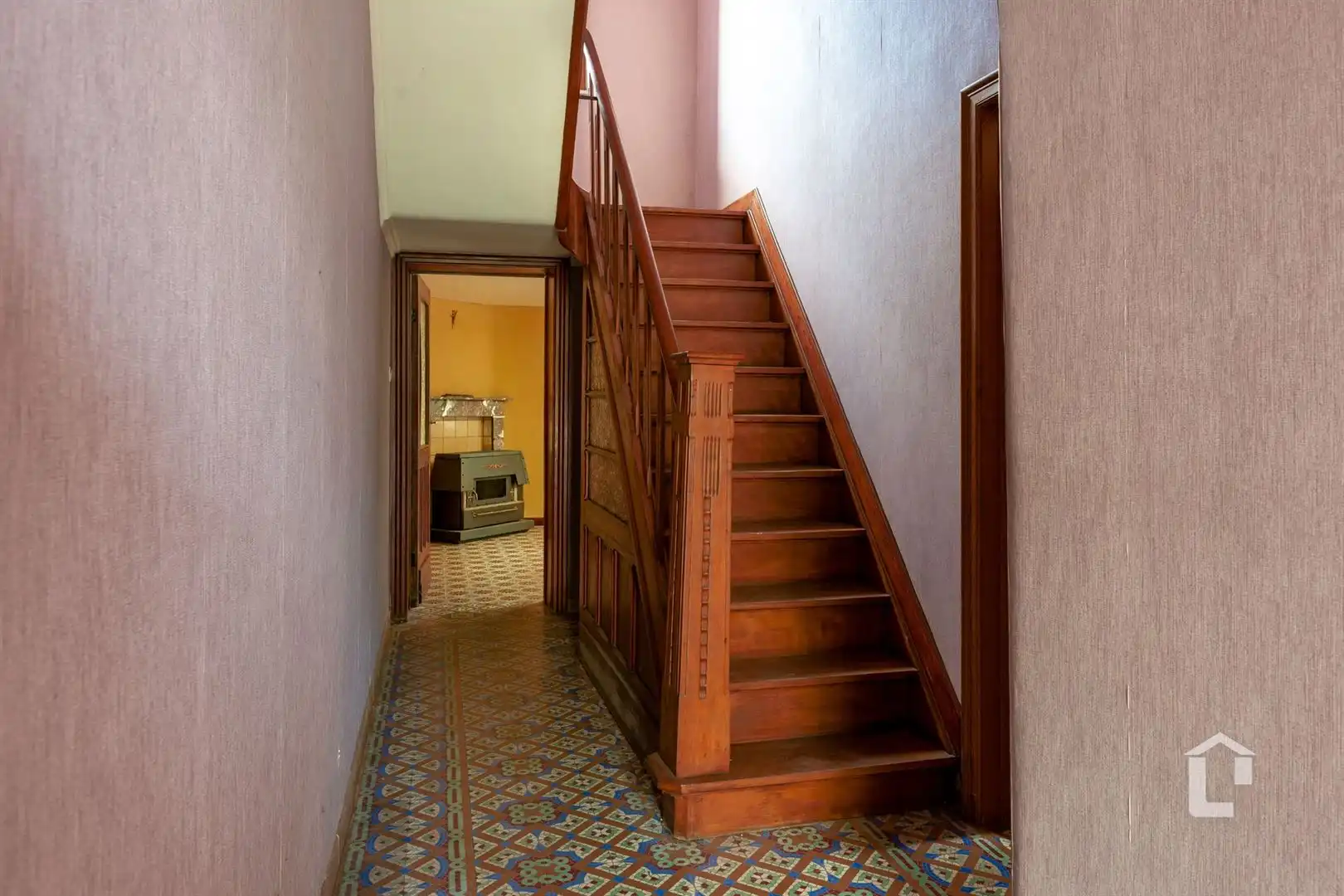 Te renoveren rijwoning met veel potentieel foto 6