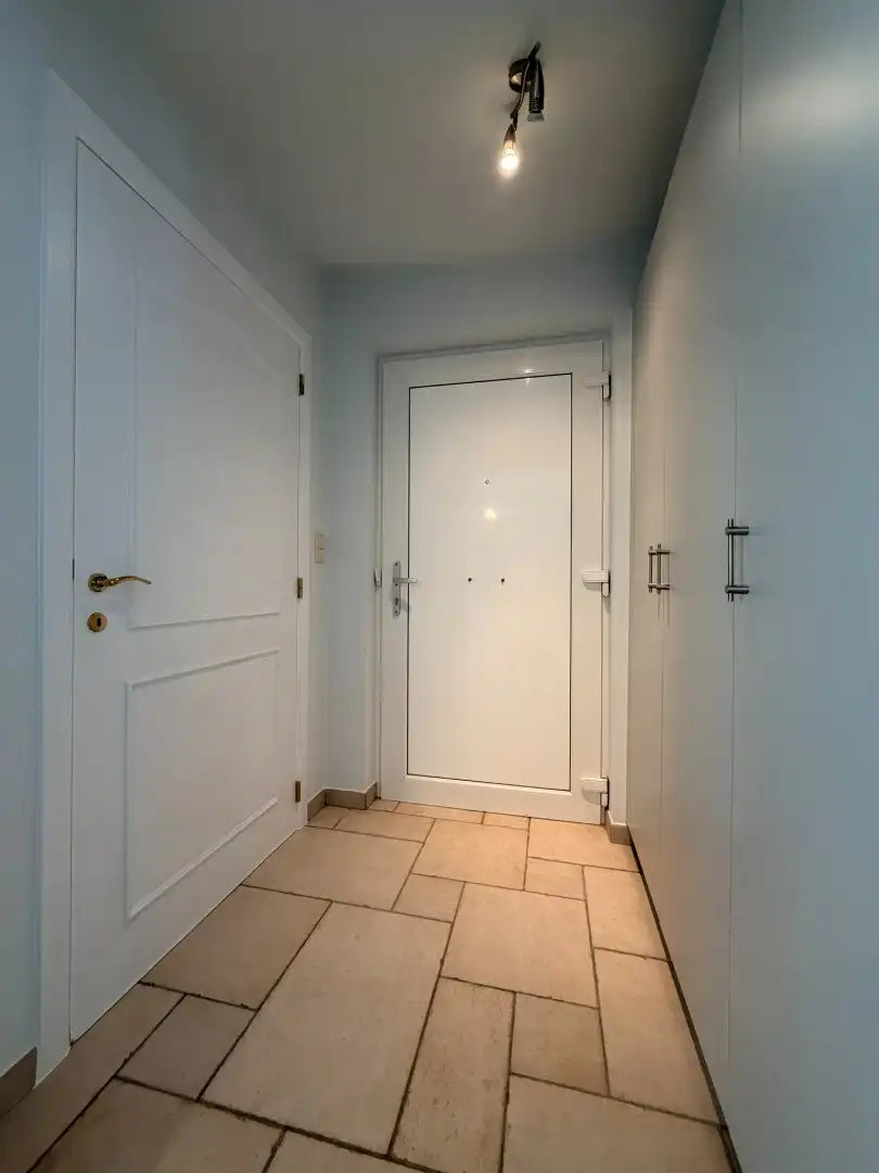 Bijzonder charmante benedenwoonst met 1 slaapkamer, veranda, terras en twee autostandplaatsen foto 8