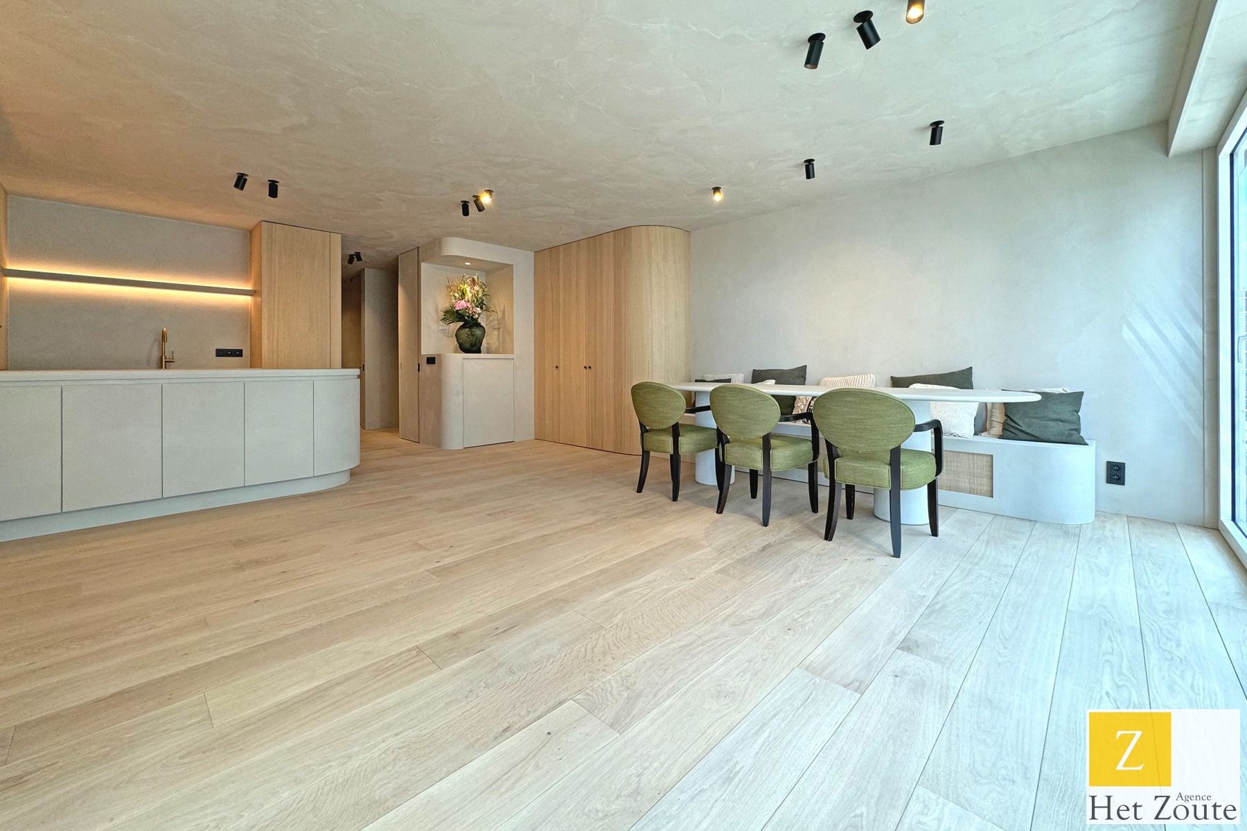 Luxueus gerenoveerd appartement op 30m van zee in Het Zoute foto 1