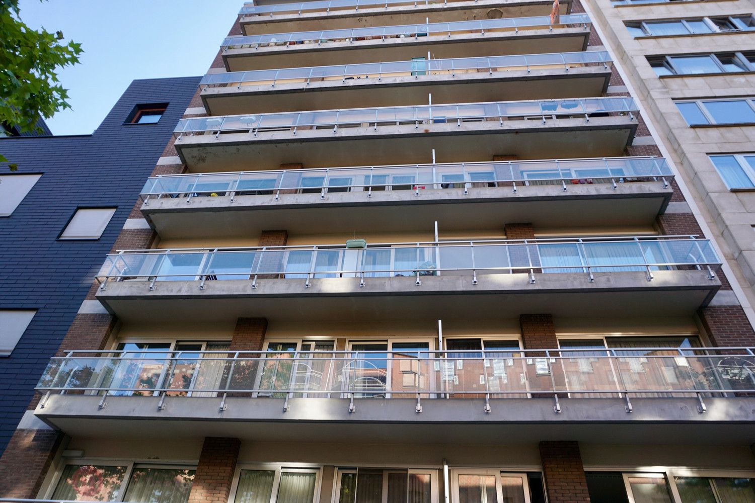 Centraal gelegen appartement met 2 slaapkamers en autostaanplaats. foto {{pictureIndex}}