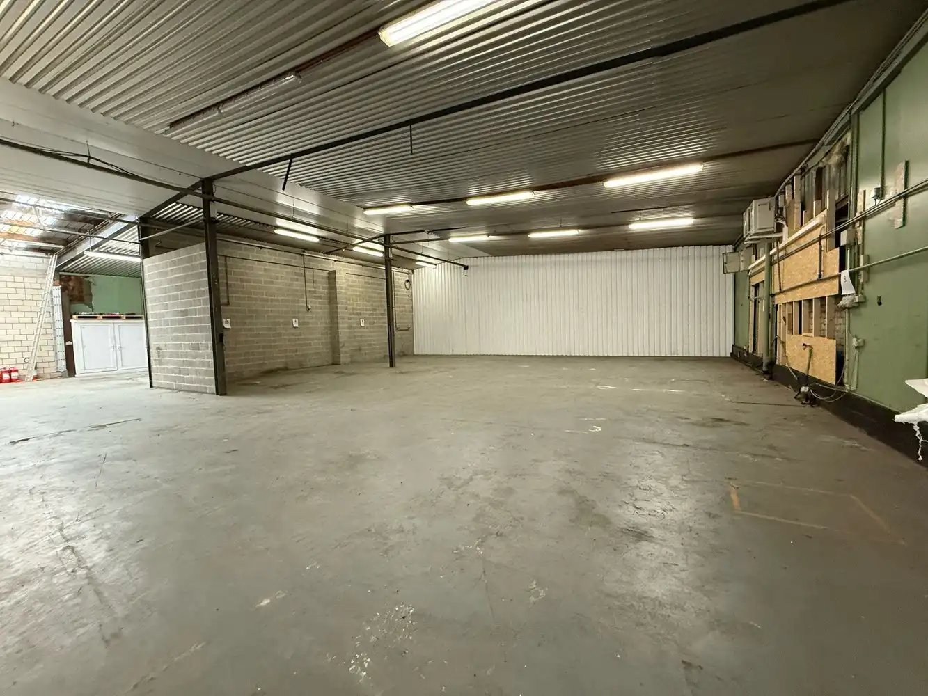 Bedrijfshal met kantoorruimte op uitstekende locatie te Lanaken! foto 15