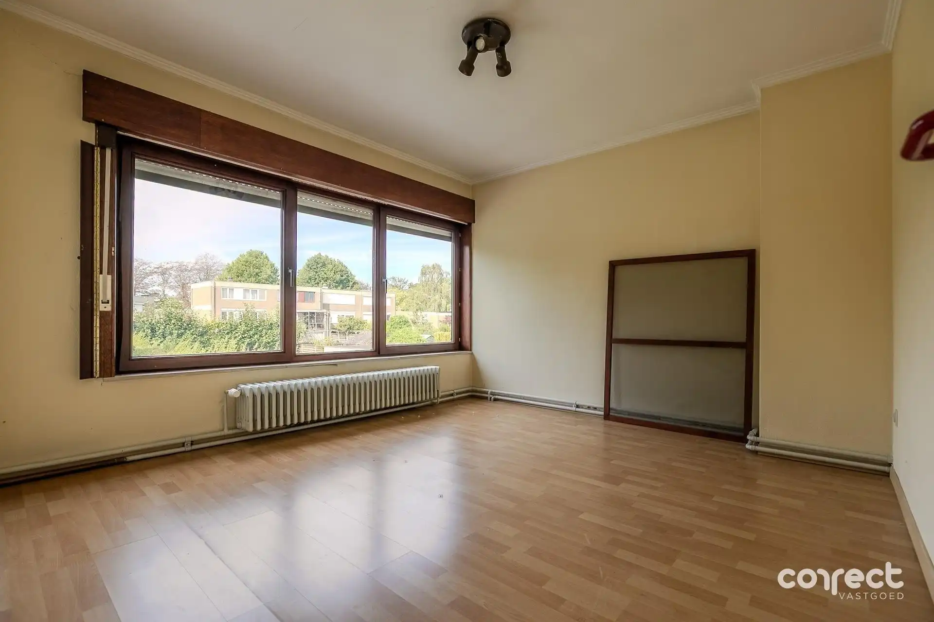 Op te frissen woning op ruim perceel van 857 m². foto 6
