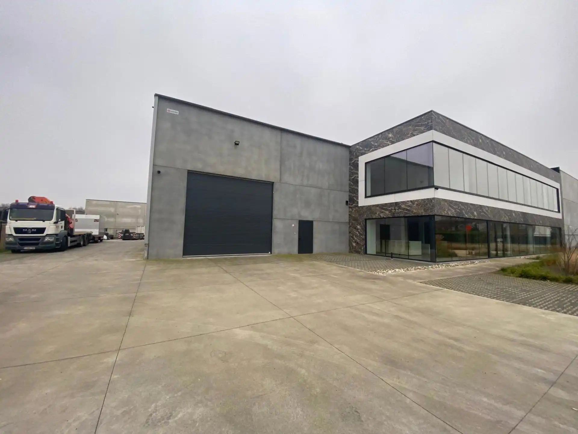 Zo goed als nieuw bedrijfsgebouw te huur in Sint-Niklaas foto 2