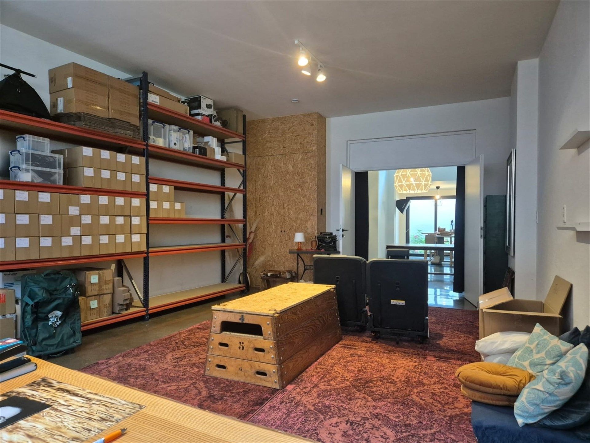 Gelijkvloerse kantoorruimte met kelder en terras. foto 5