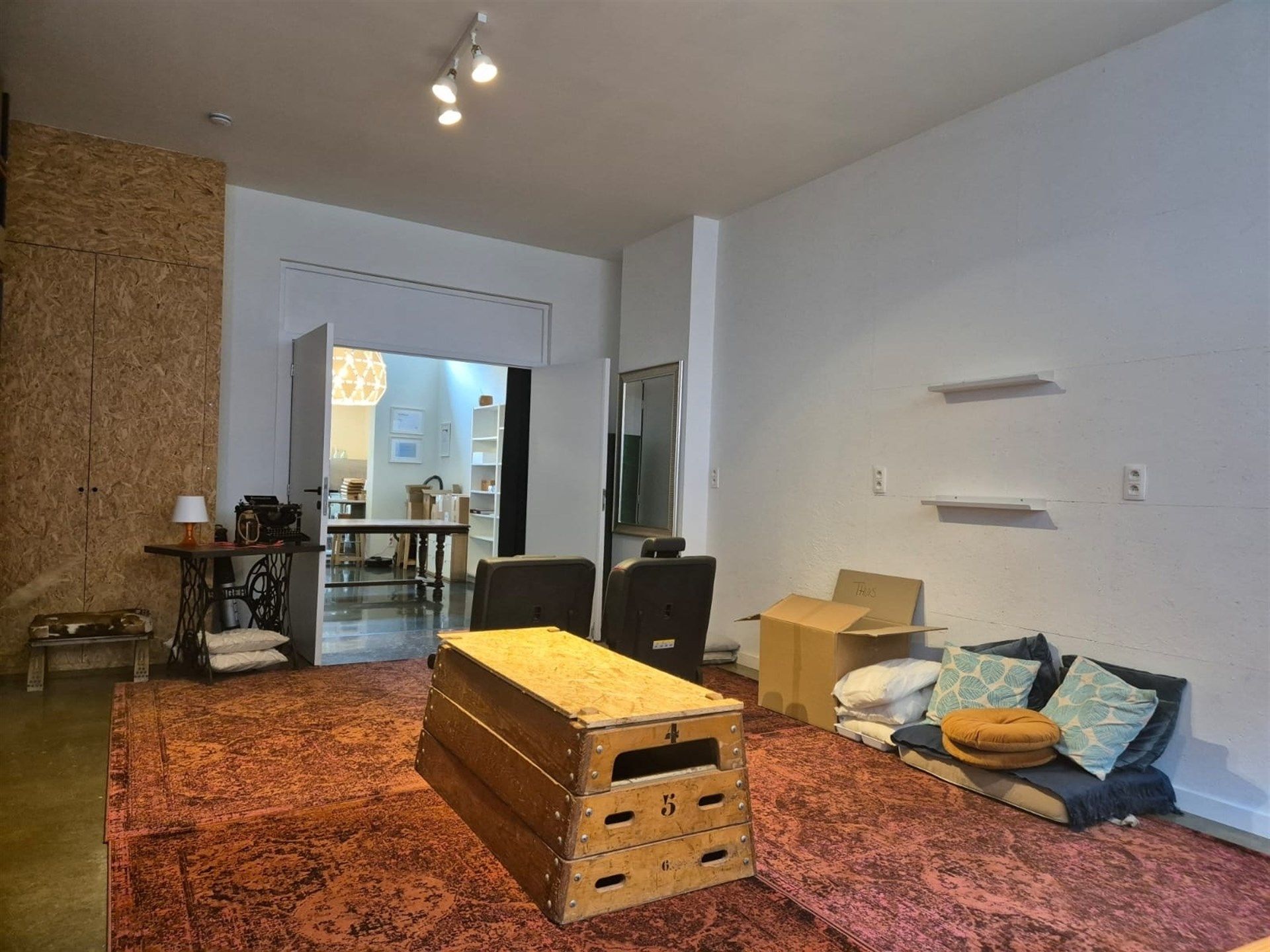 Gelijkvloerse kantoorruimte met kelder en terras. foto 5