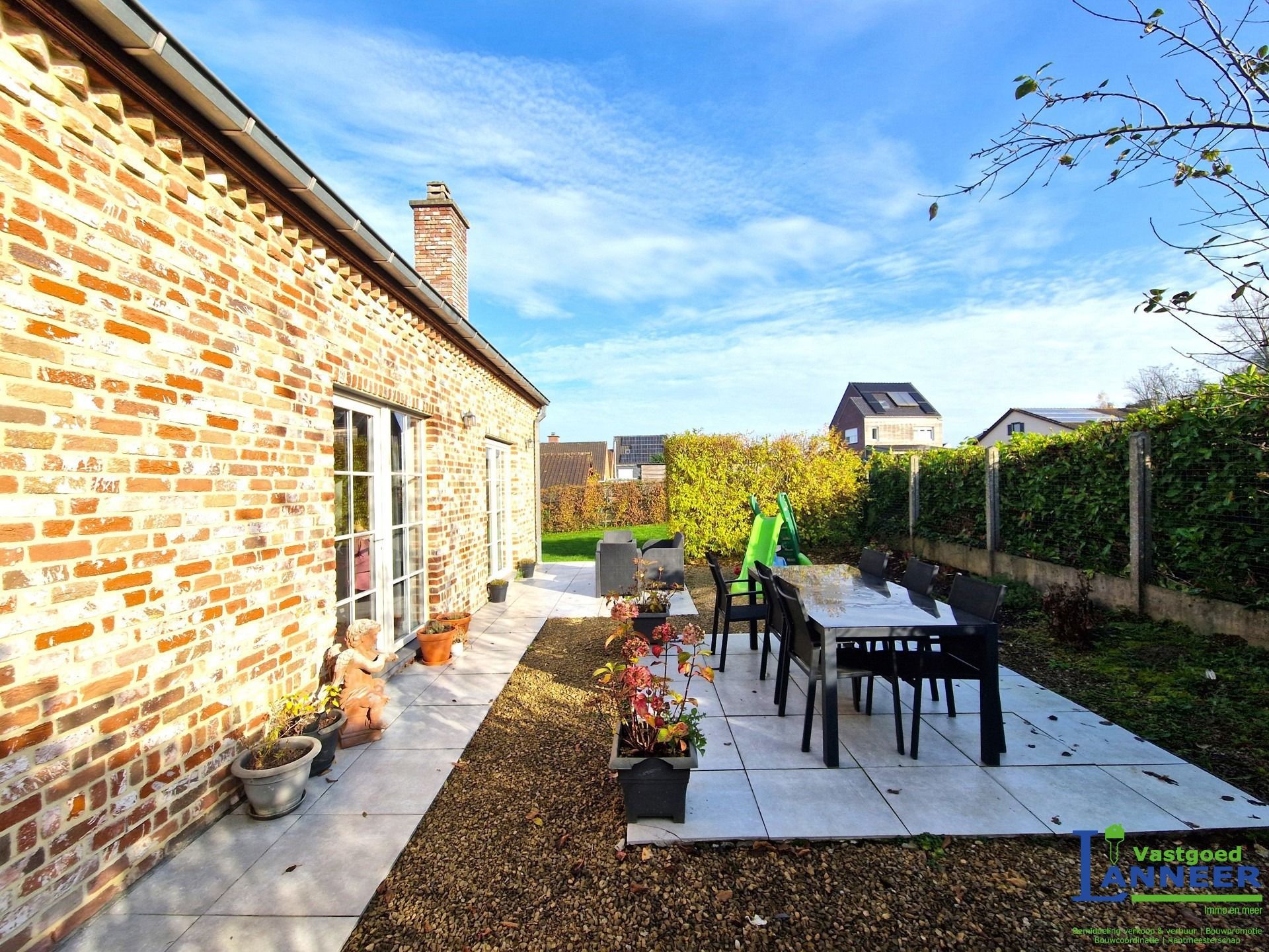 Villa in rustige straat met 3 slaapkamers en mooie tuin foto 4