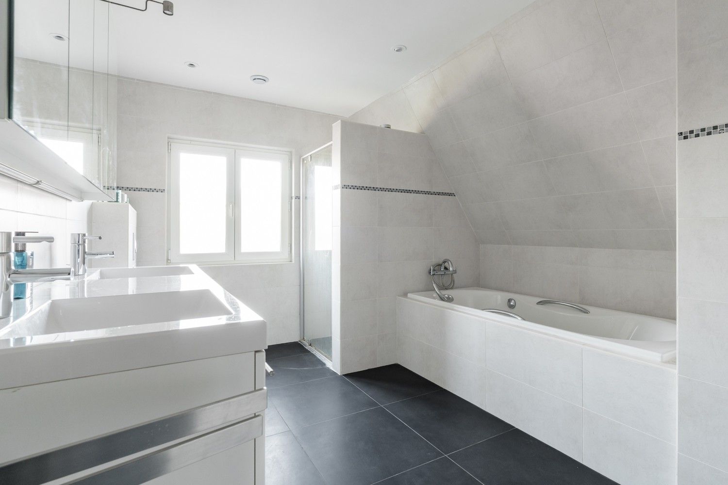 Karaktervolle vrijstaande woning nabij de Nederlandse grens foto 28