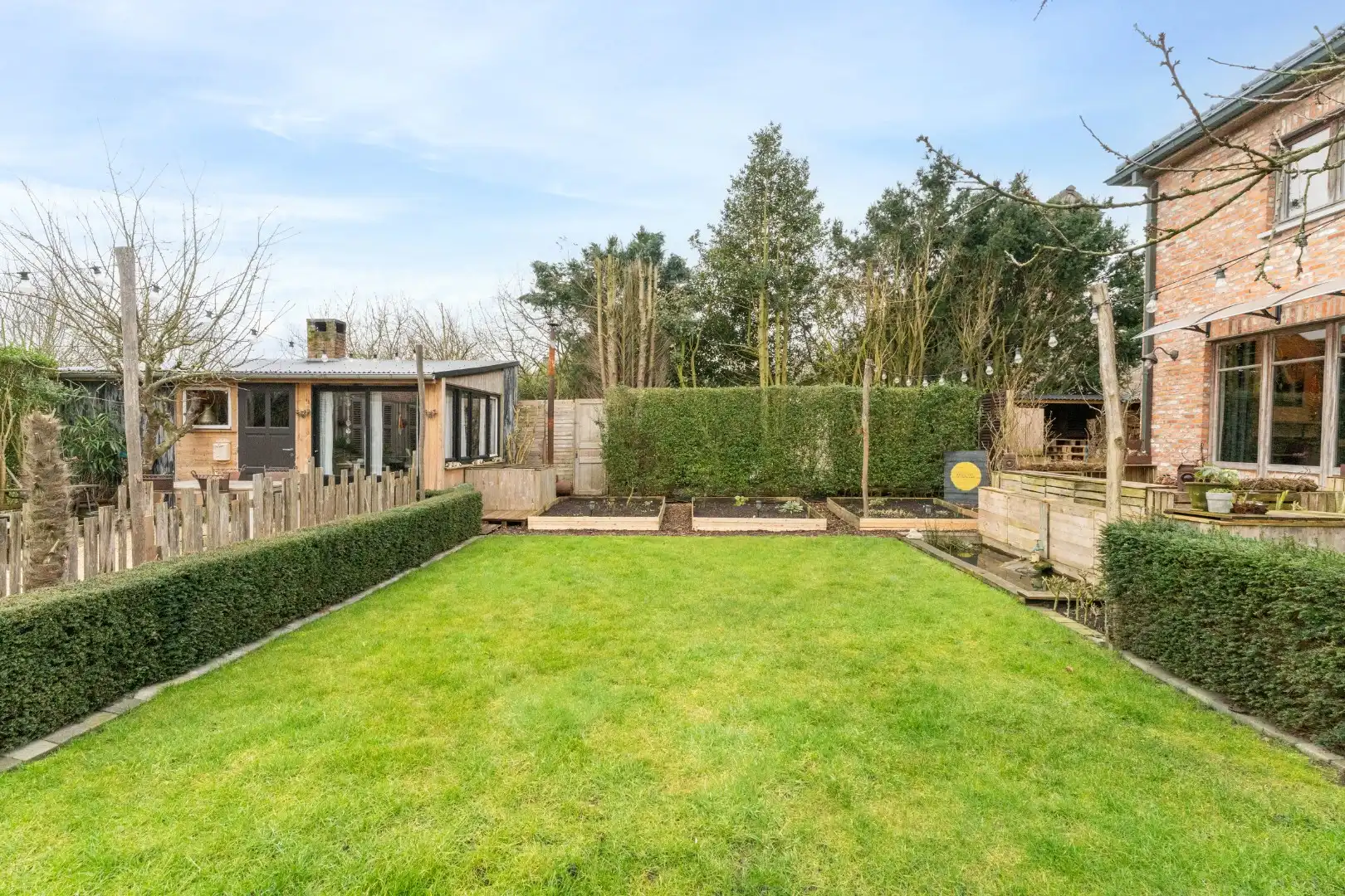 Charmante woning met o.a. 5 kamers en bureau foto 21