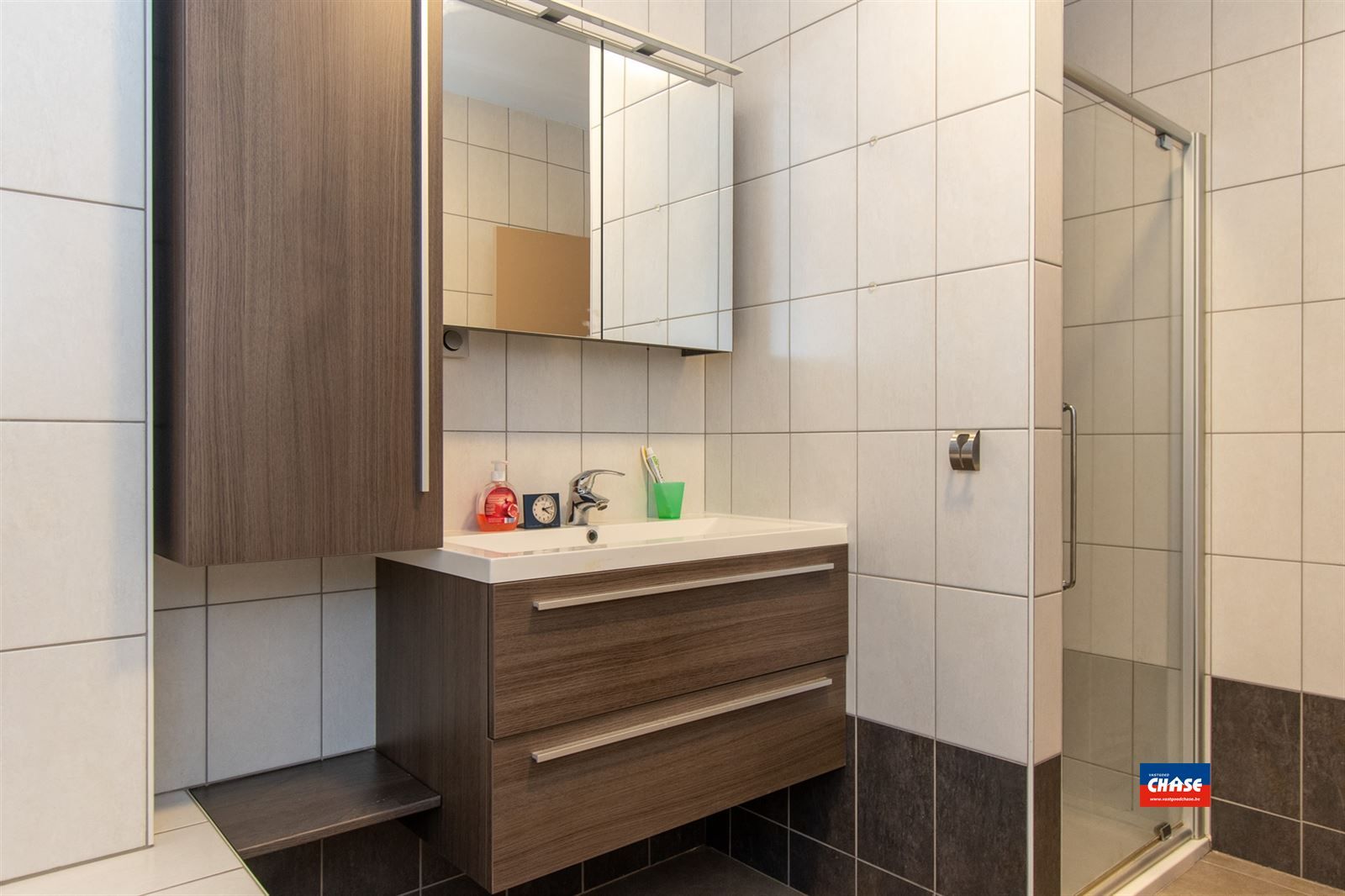 Ruim instapklaar appartement met 2 slaapkamers + terras + P foto 9