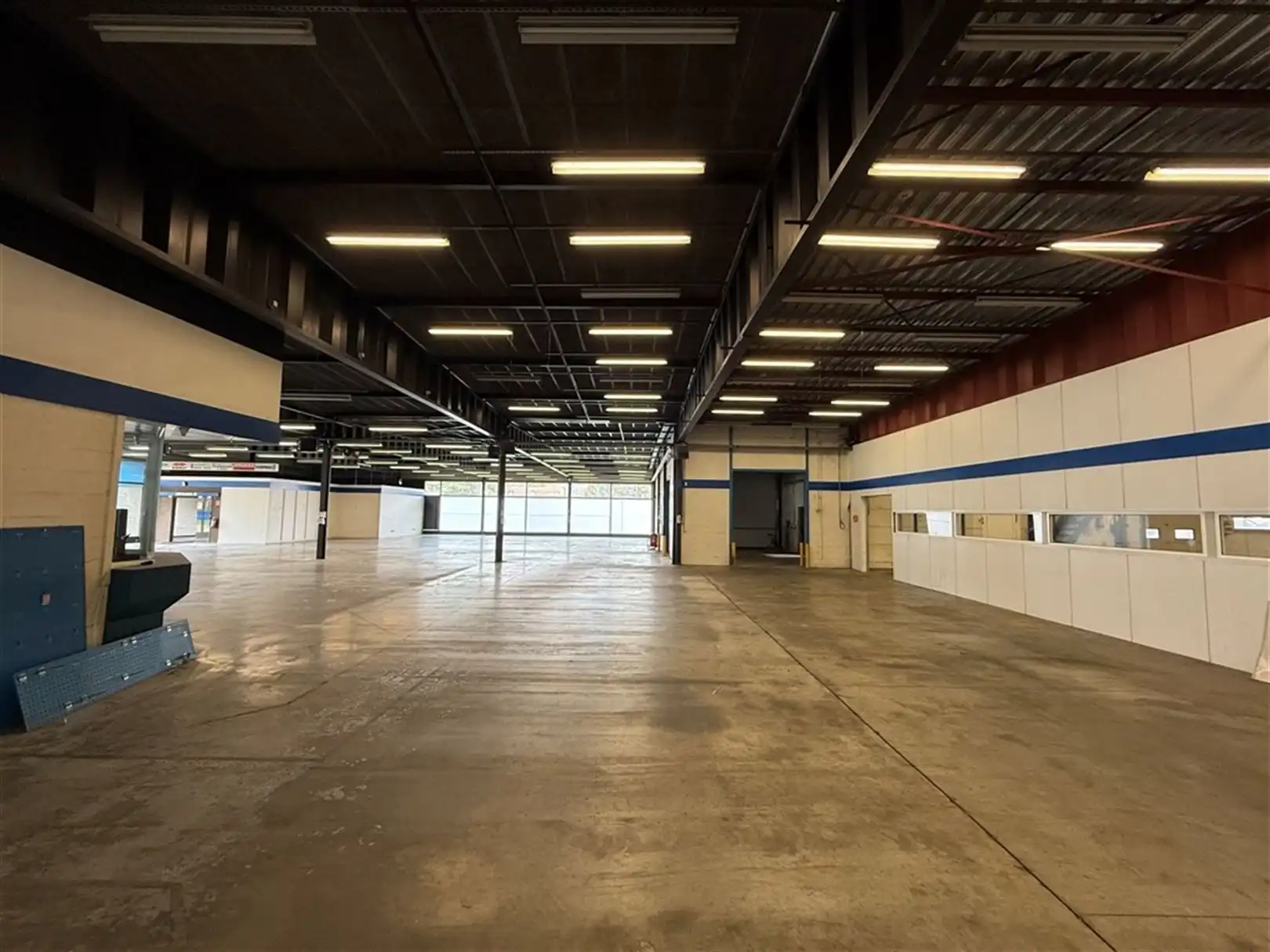 B2B Showroom met buitenterrein op zichtlocatie foto 7