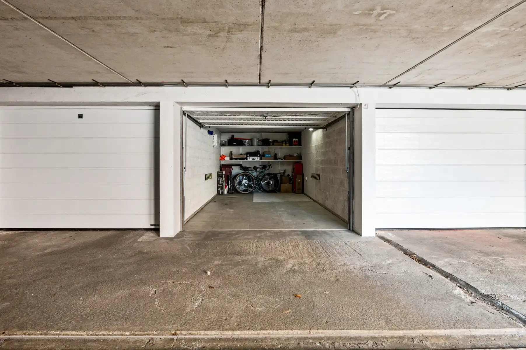 Prachtig gerenoveerd appartement met garage foto 17