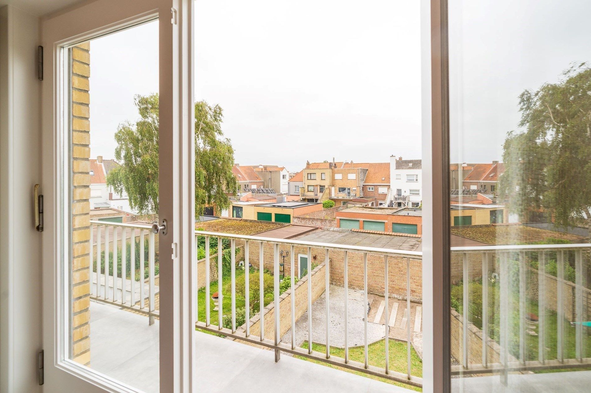 Vernieuwd appartement met twee slaapkamers te Heist foto 13
