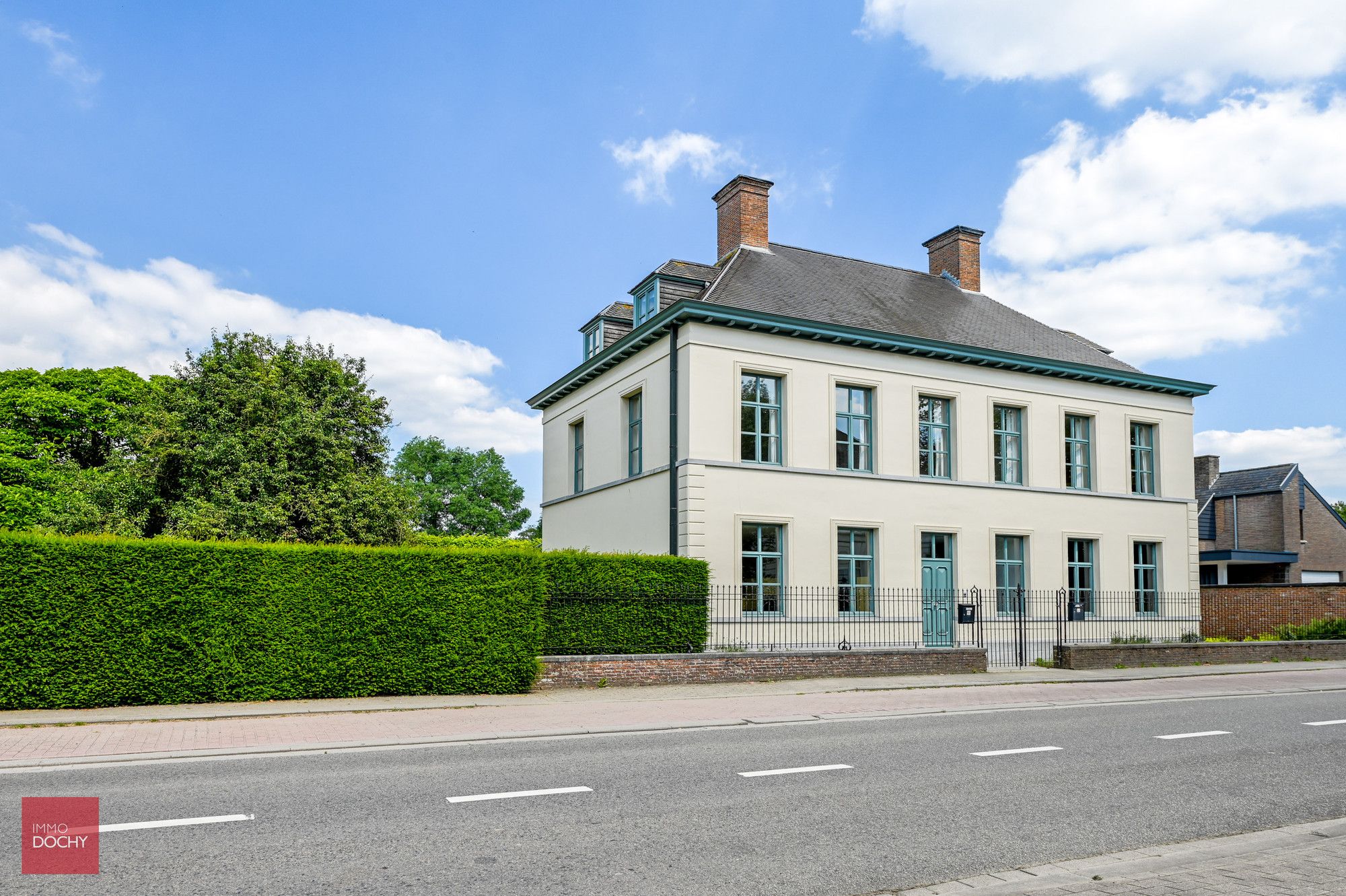 Centraal gelegen klassevol herenhuis bestaande uit 2 woongelegenheden foto 2