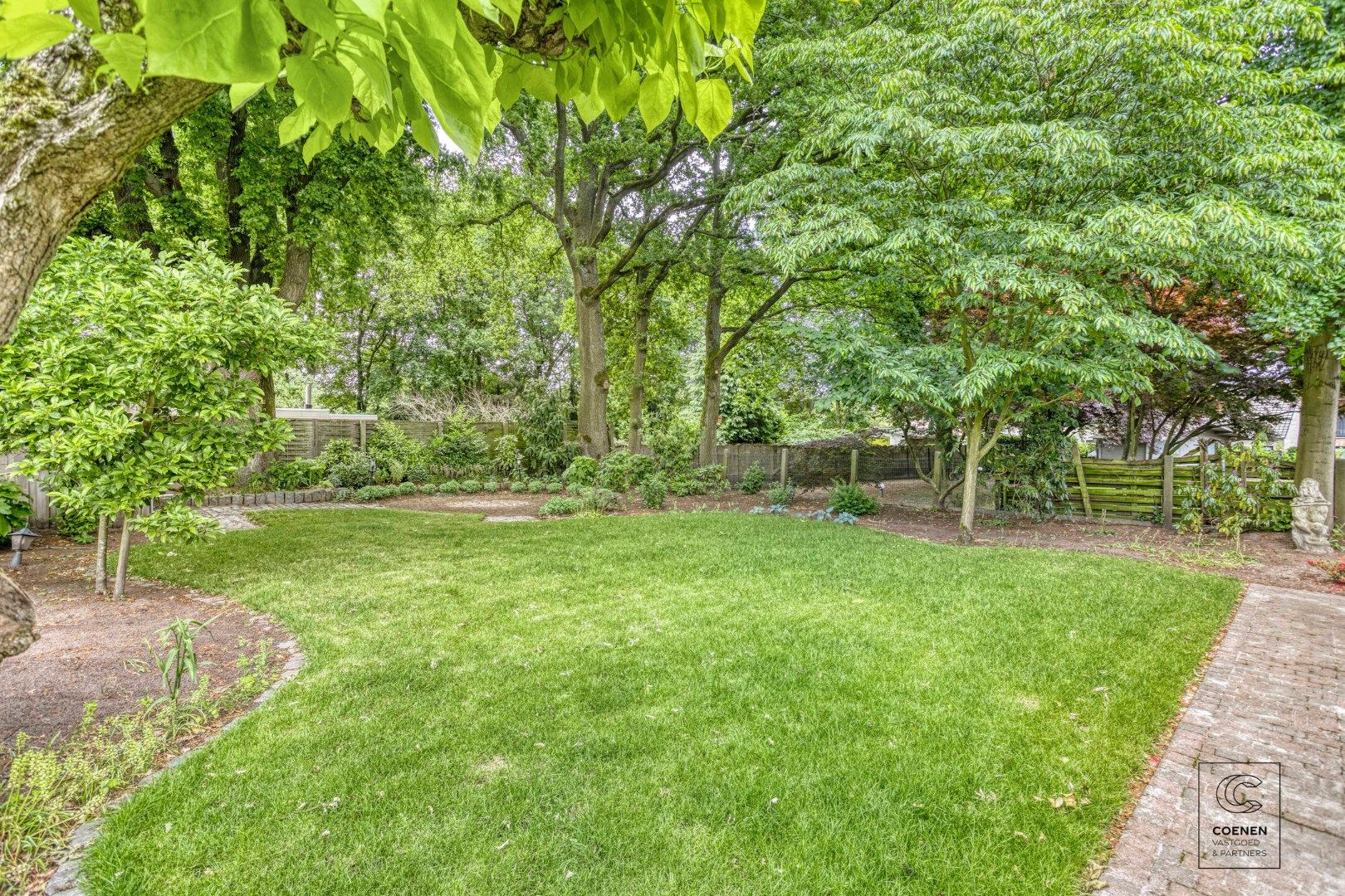 Prachtig, volledig gerenoveerde villa van 351 m² en 6 slaapkamers op een uiterst rustige locatie! foto 29