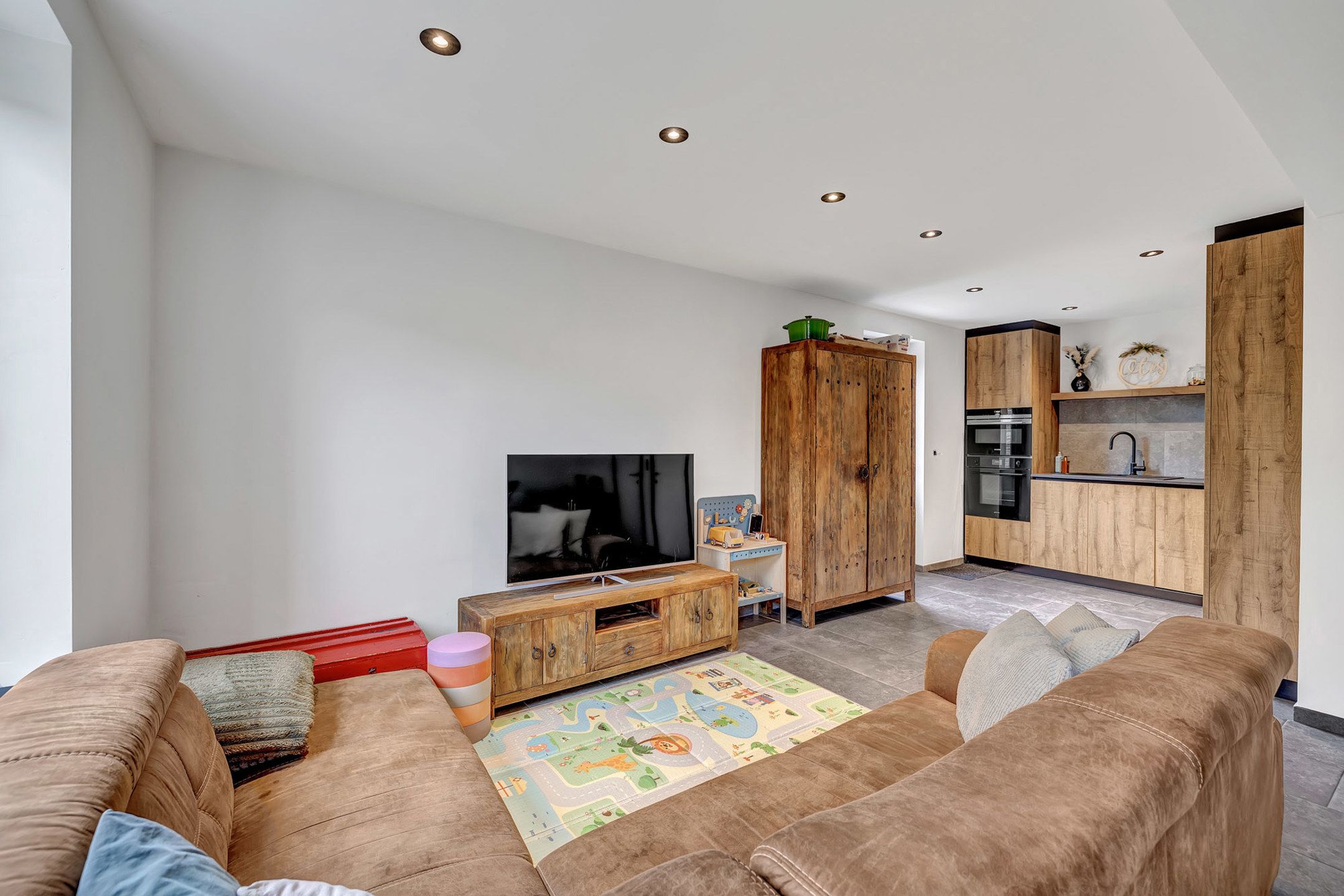 Instapklare woning in verkeersluwe straat foto 6
