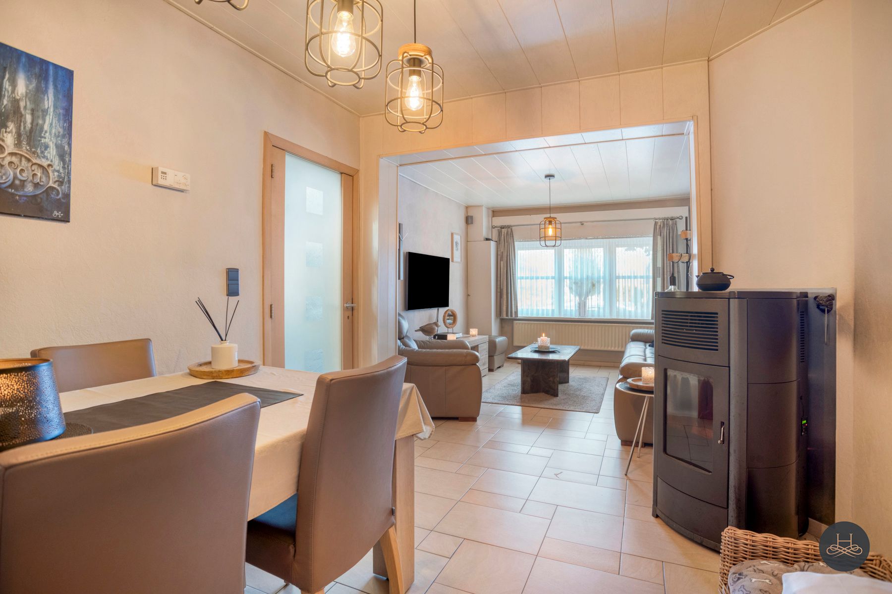 Instapklare ruime woning met tuin, oprit en royale garage foto 11