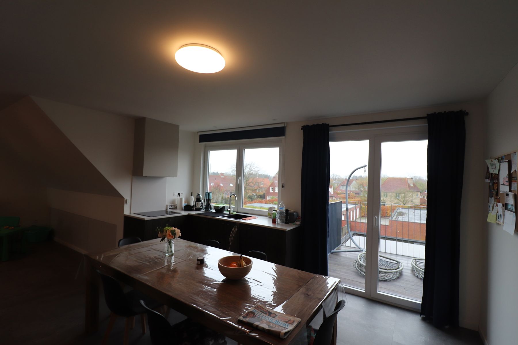 Gerenoveerd duplex-appartement met 3 slaapkamers, terras en autostaanplaats met fietsenberging. foto 6