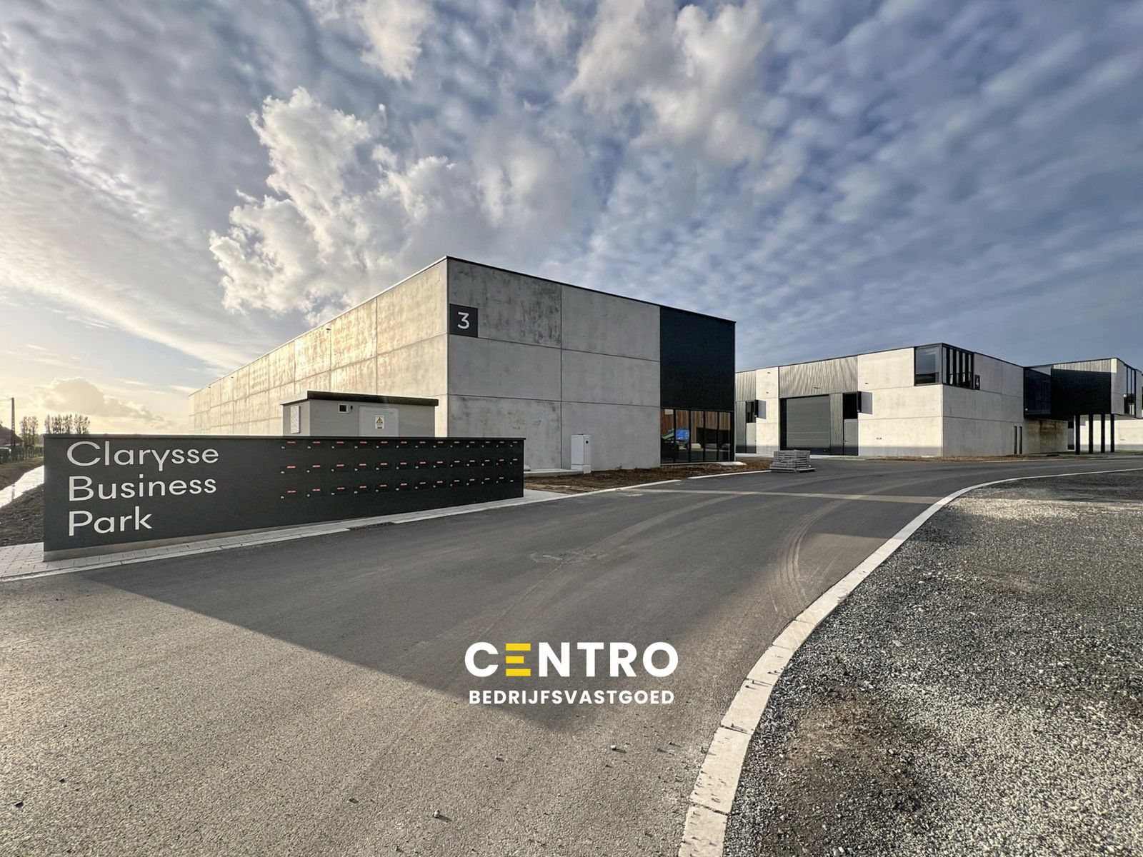 Nieuwbouw KMO-unit (457m²) met 2 hoge sectionaalpoorten en 3 private parkeerplaatsen op "Clarysse Business Park" te PITTEM! foto {{pictureIndex}}