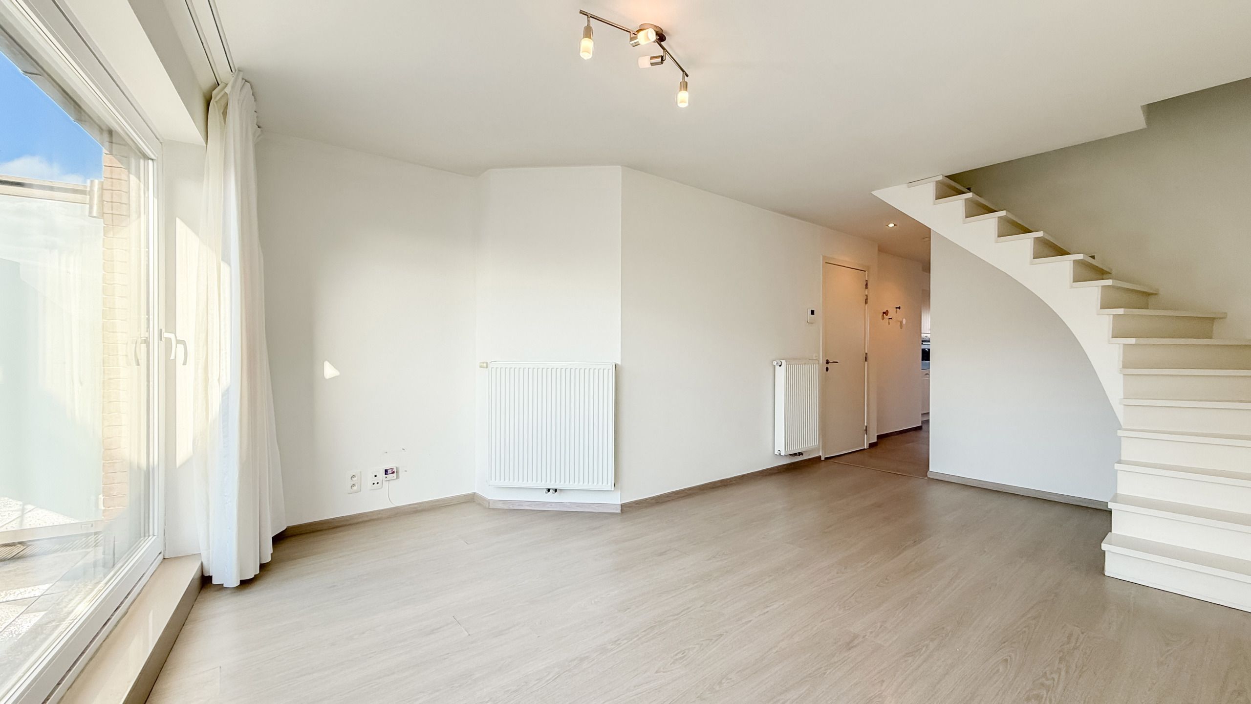 Licht en modern duplexappartement met zuidgericht terras... foto {{pictureIndex}}