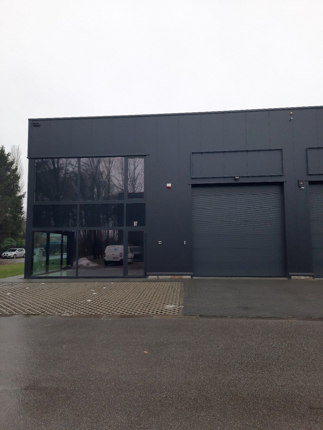 Hoogwaardig KMO-bedrijfsgebouw 187 m² met mezzanine in strategische bedrijventerrein (Winterslag-Genk). foto 3