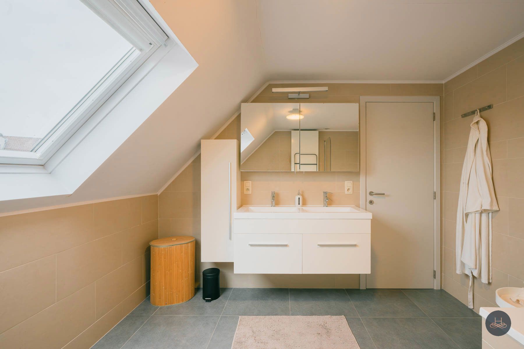 Gerenoveerde duplex met enorm terras en autostaanplaats foto 19