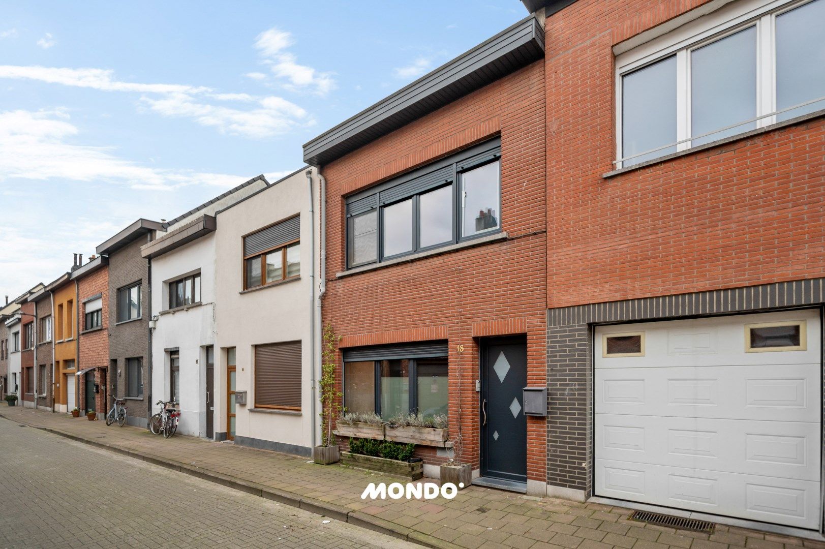Instapklare, gerenoveerde woning met ruime tuin te koop in Hoboken foto {{pictureIndex}}