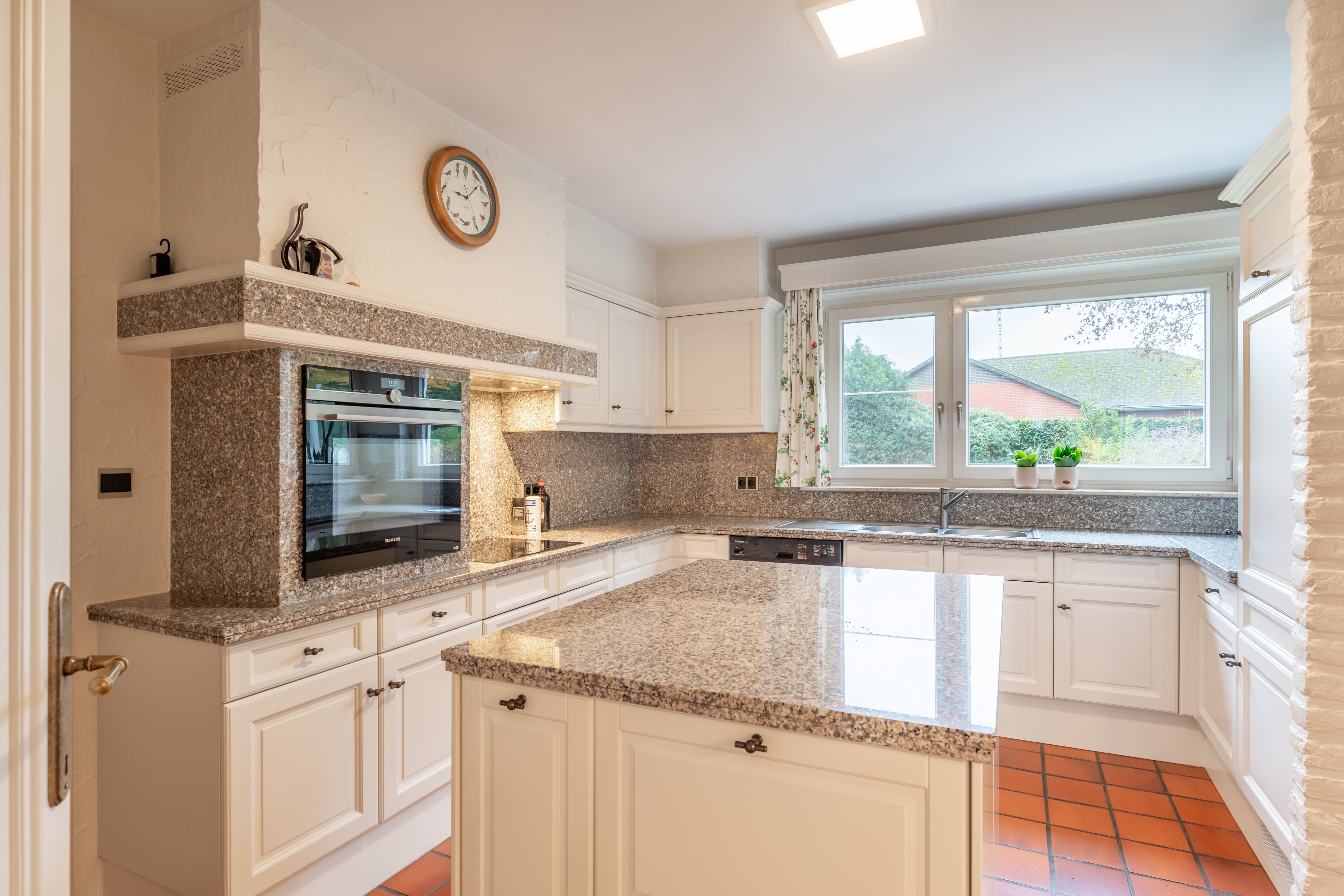 Ruime woning met kantoorruimte + extra bouwgrond op prachtige ligging te Eksel foto 7